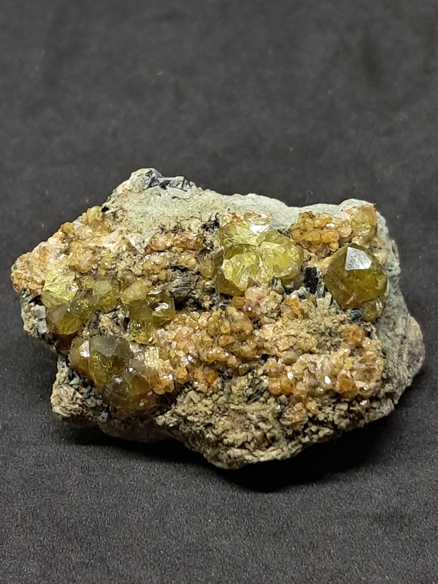 Cúmulo de granate verde en matriz (México) | Cristal en bruto | Ejemplar mineral n.° GR17