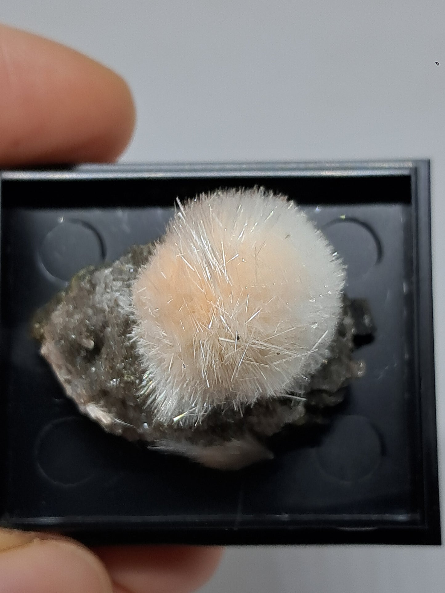 Mesolita color melocotón sobre heulandita (Madhya Pradesh), cristal natural | Ejemplar mineral n.° MS13