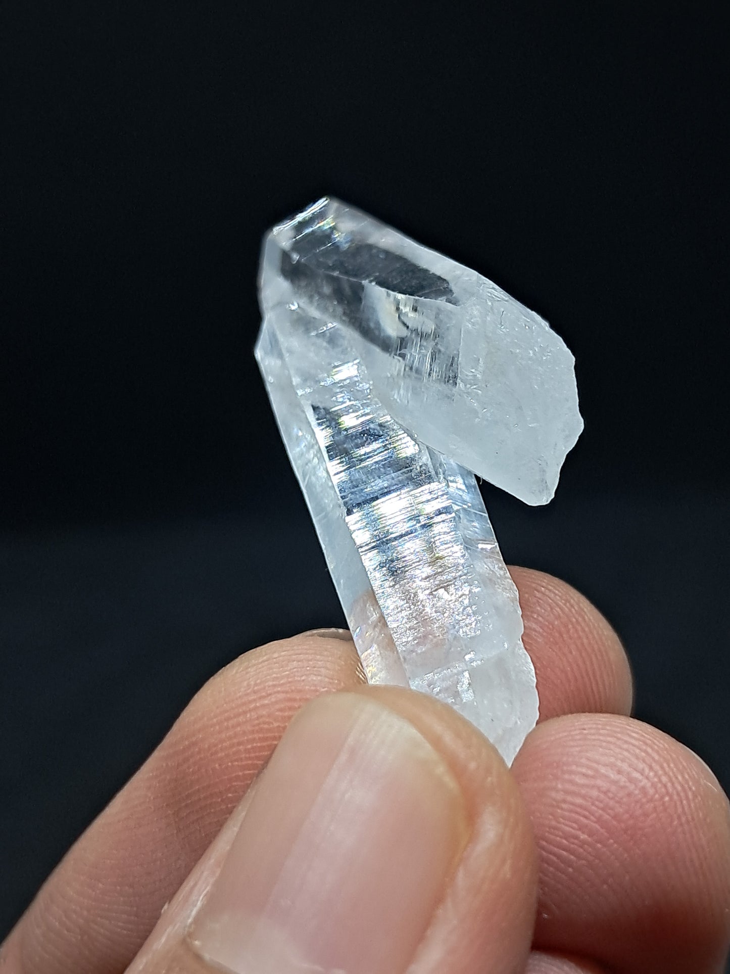 Dos cristales de cuarzo transparente fusionados (Santander, Colombia) Punta natural | Ejemplar mineral n.° COQ28