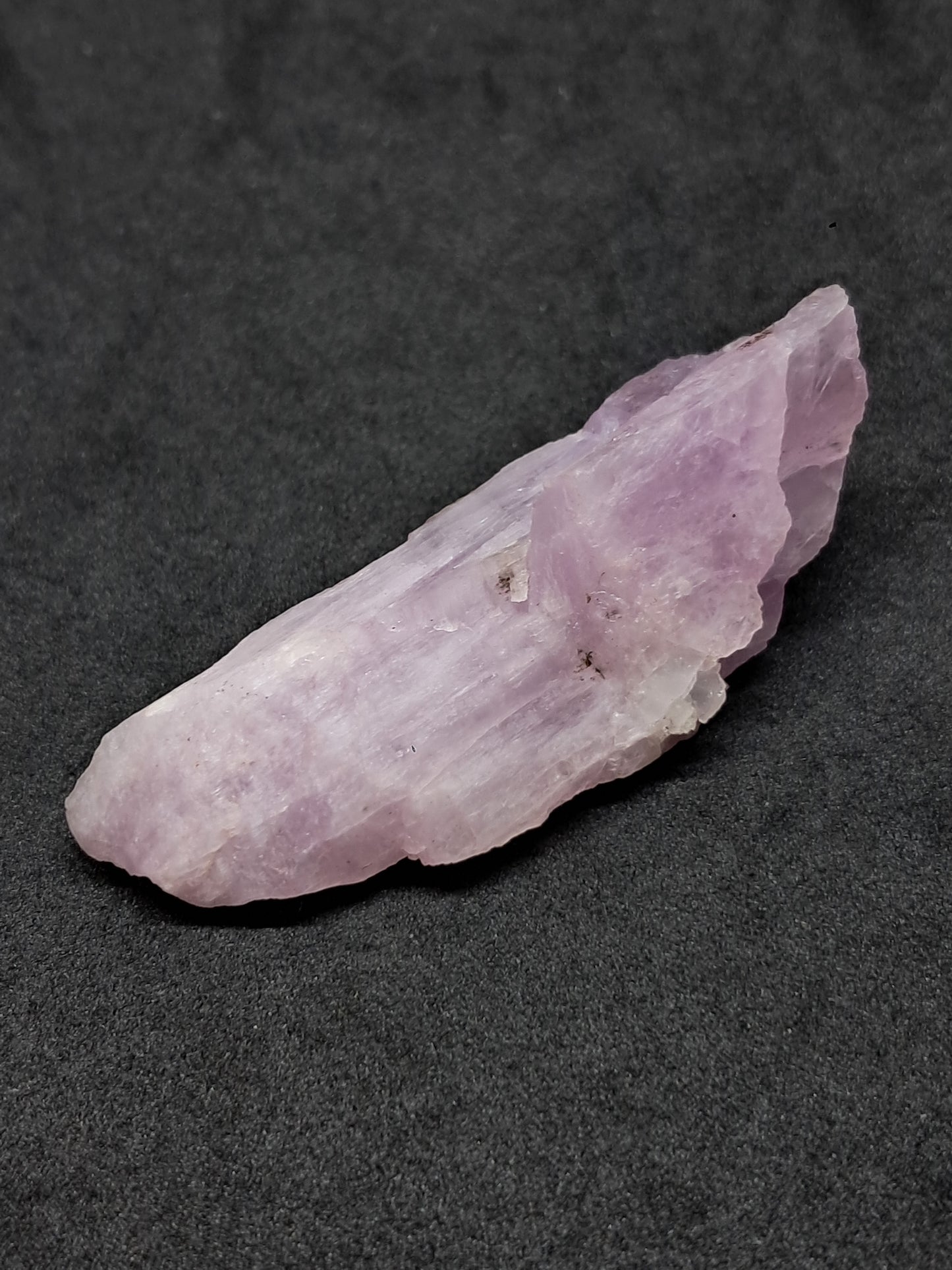 Cristal de kunzita en bruto (Madagascar), piedra natural en bruto | Espécimen de espodumena n.° KZ3