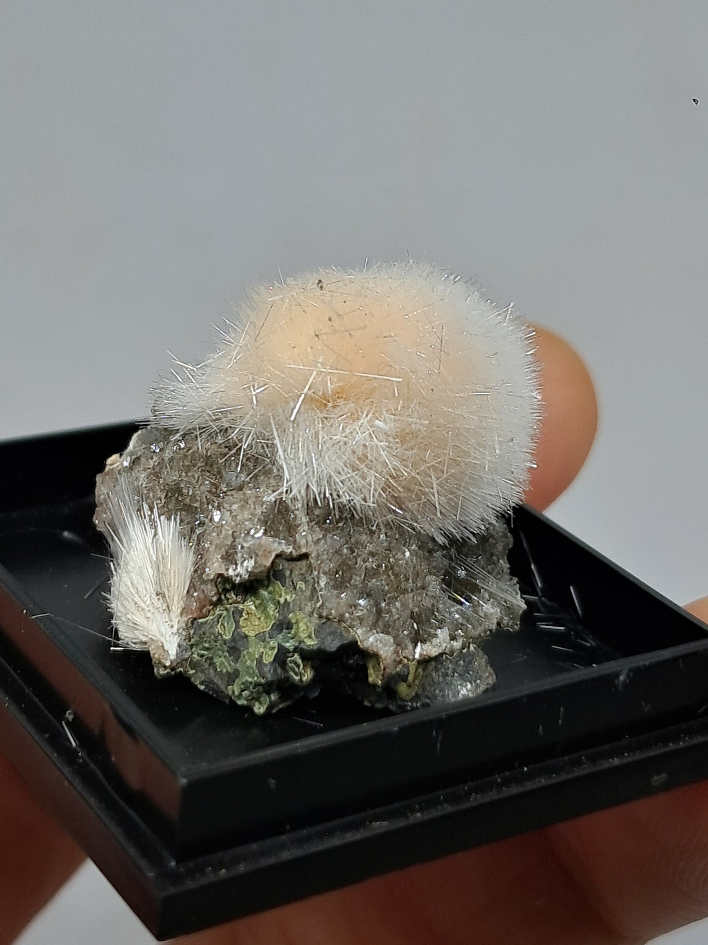 Mesolita color melocotón sobre heulandita (Madhya Pradesh), cristal natural | Ejemplar mineral n.° MS13