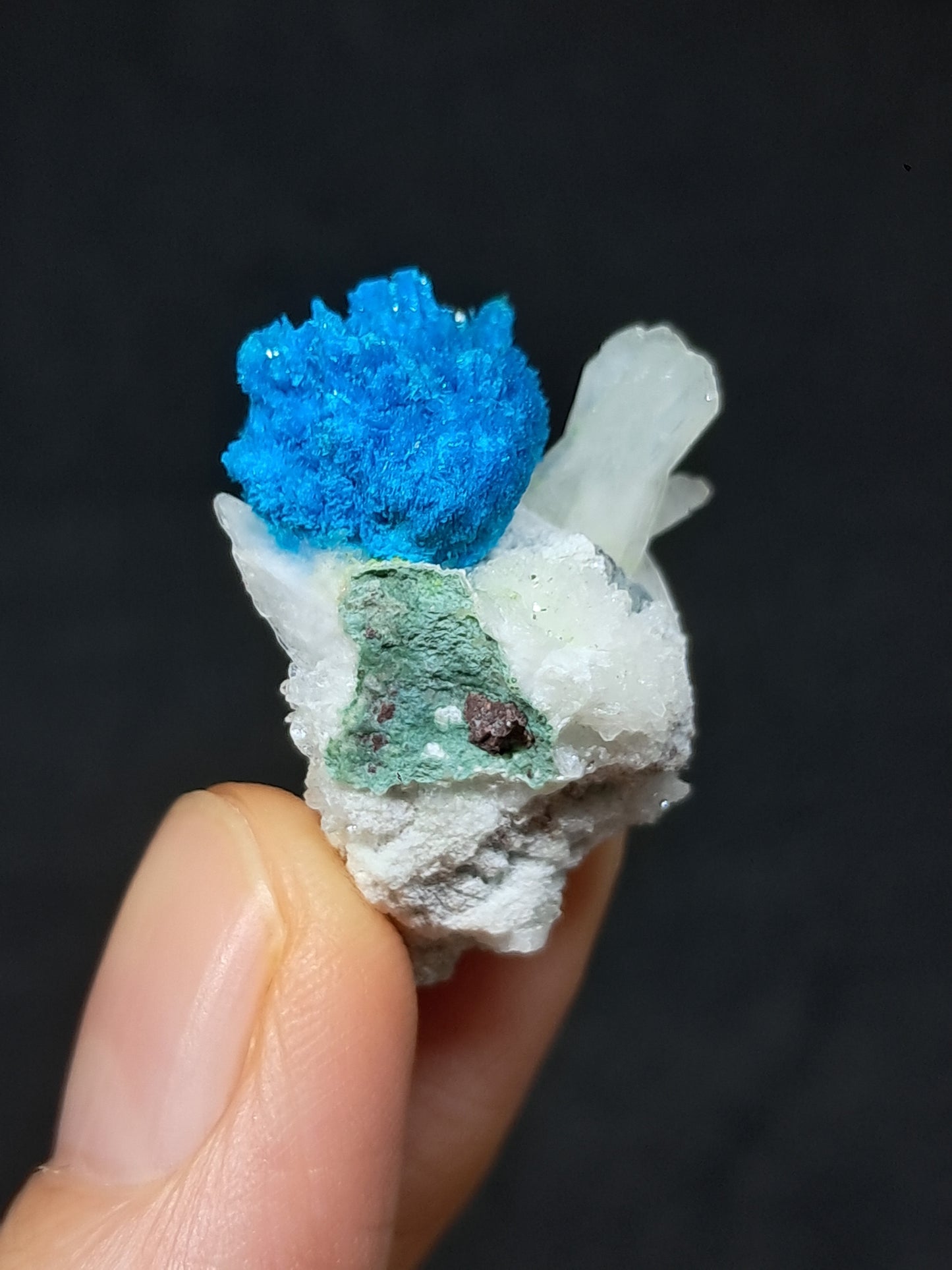 Pentagonita con estilbita sobre matriz de heulandita (wagholi), piedra en bruto | Cristal natural | Ejemplar mineral raro n.° CV27