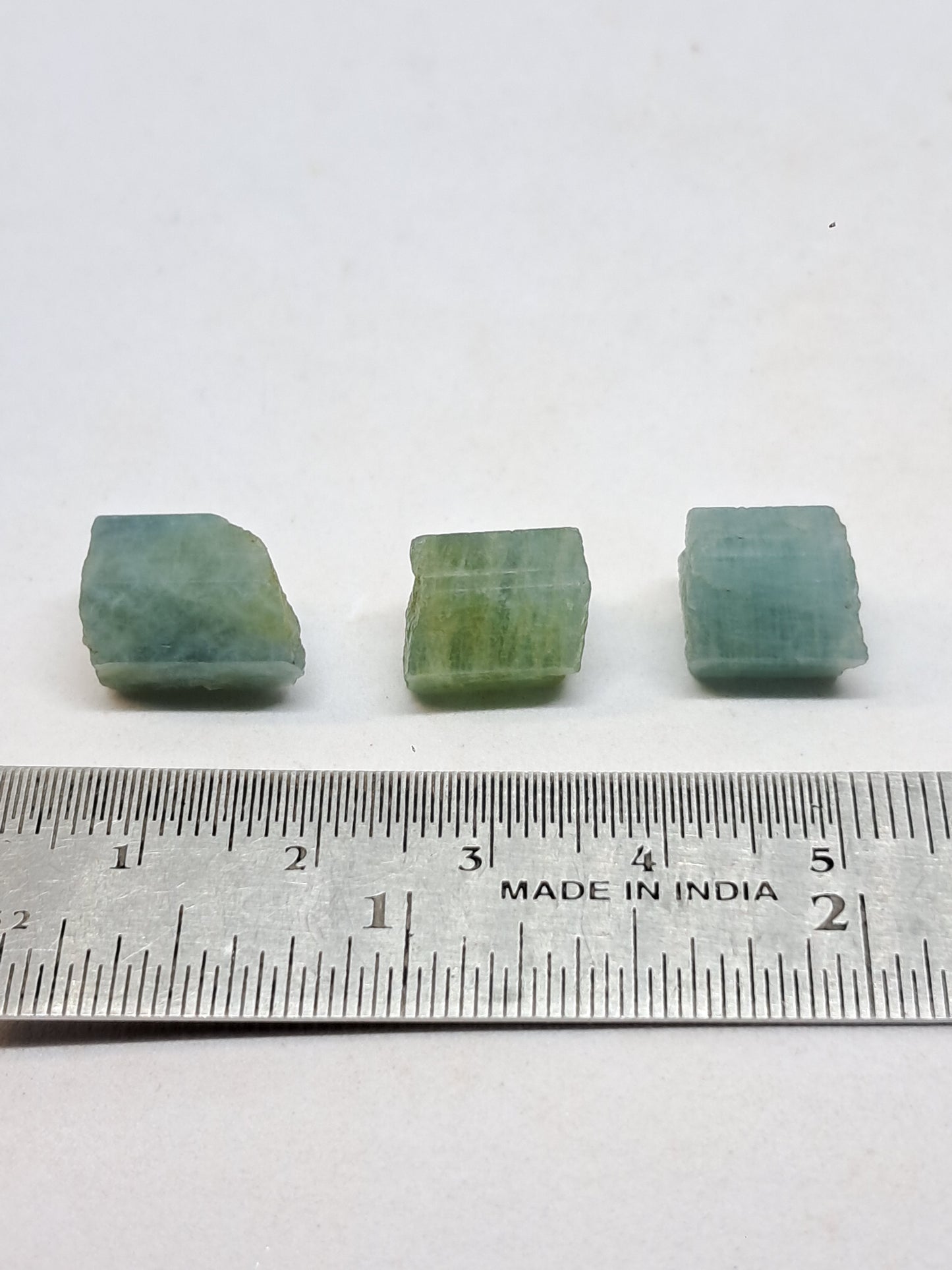 Conjunto de 3 Aguamarinas (Karur) Cristales Hexagonales en Bruto | Ejemplar Mineral n.° AQM29