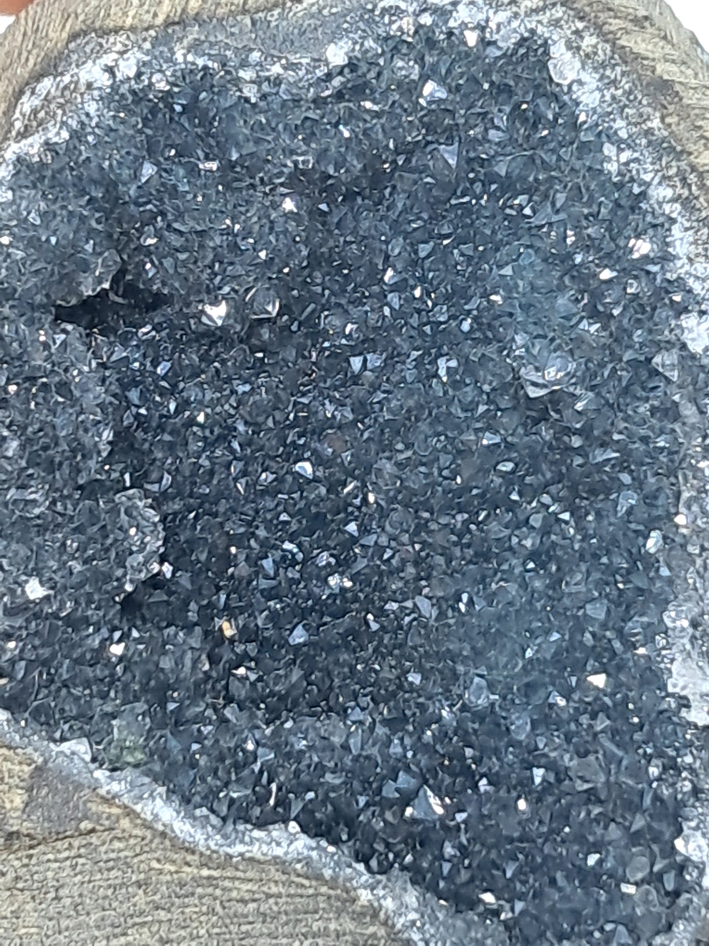 Calcedonia negra en geoda de basalto (Nashik) | Cristal natural | Ejemplar mineral n.° BC11