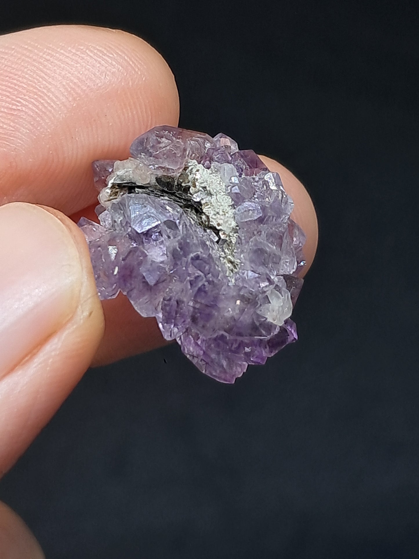 Amatista brillante con inclusiones "Super Seven" y mica (Karur) | Cristal en bruto | Piedra natural | Ejemplar mineral n.° KA153