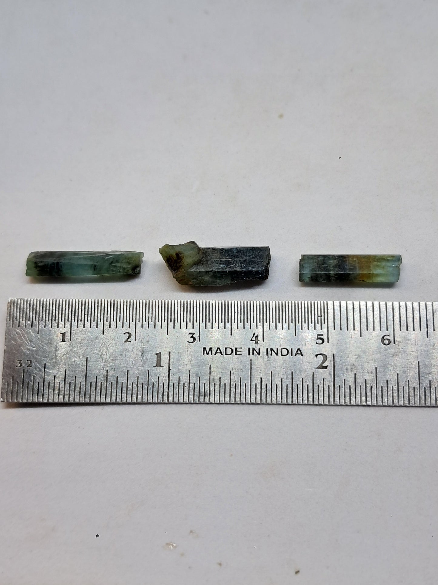 Conjunto de 3 Aguamarinas (Karur) Cristales Hexagonales en Bruto | Ejemplar Mineral n.° AQM37