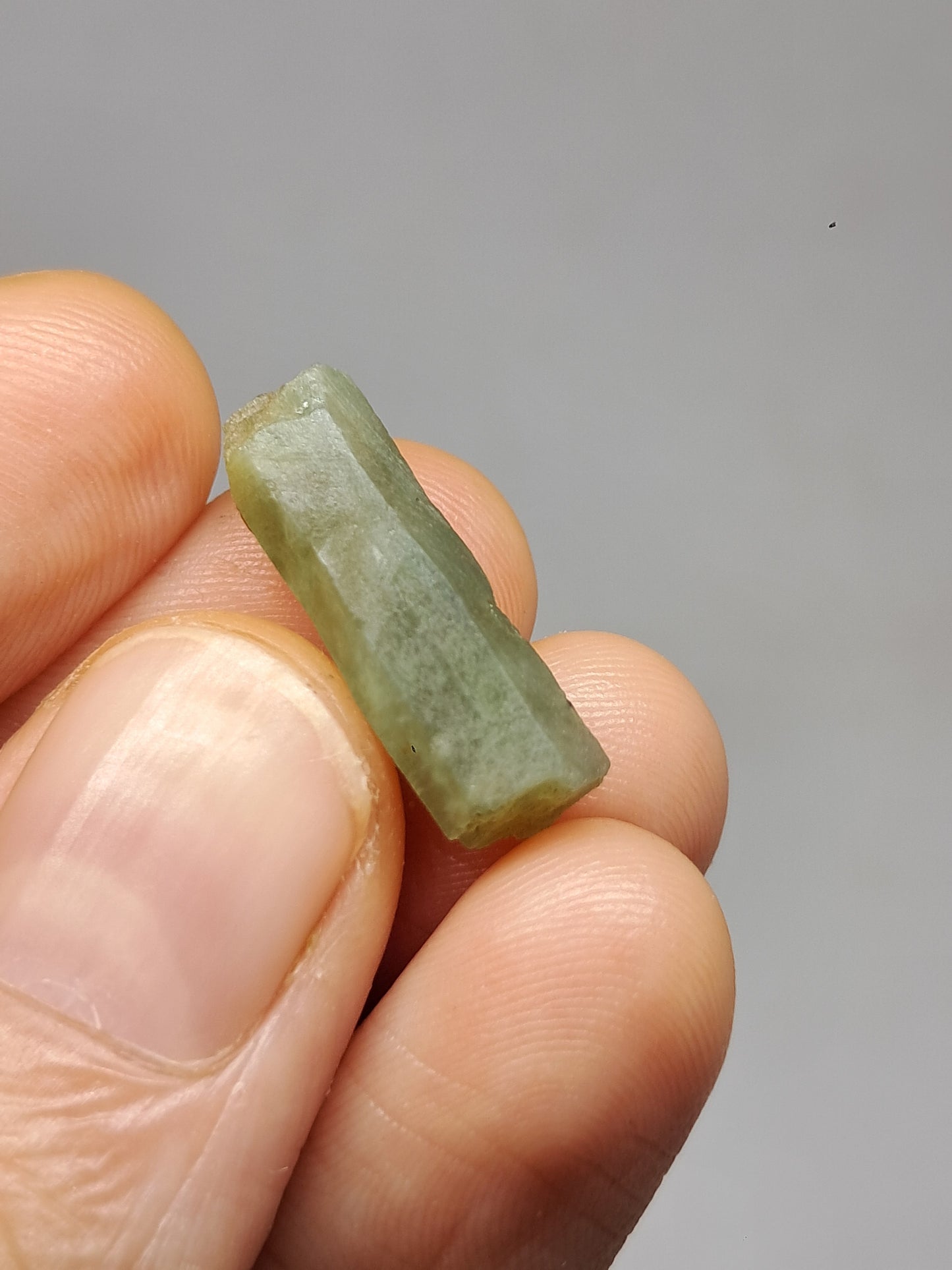 Aguamarina (Karur) Cristal hexagonal en bruto | Ejemplar mineral n.° AQM25