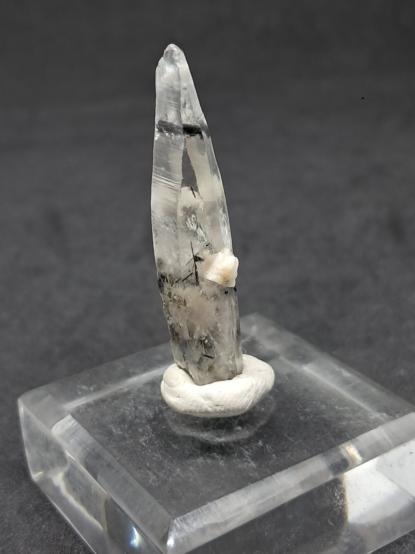 Punta de cristal de cuarzo turmalinado (karur), piedra natural | Ejemplar mineral n.° TQ28
