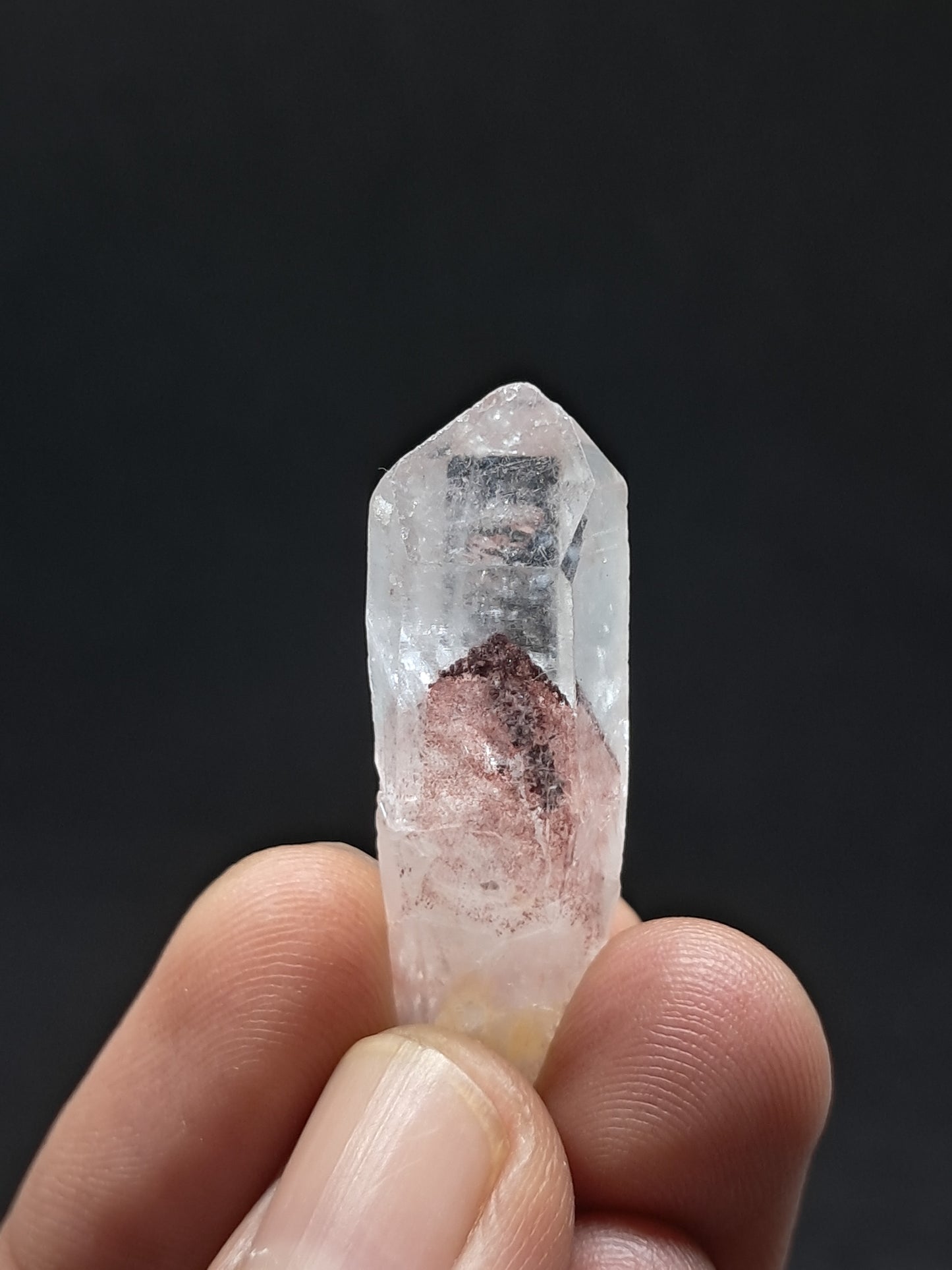 Punta de cristal natural de cuarzo fantasma hematita (Telangana) | Ejemplar mineral n.° HPQ28