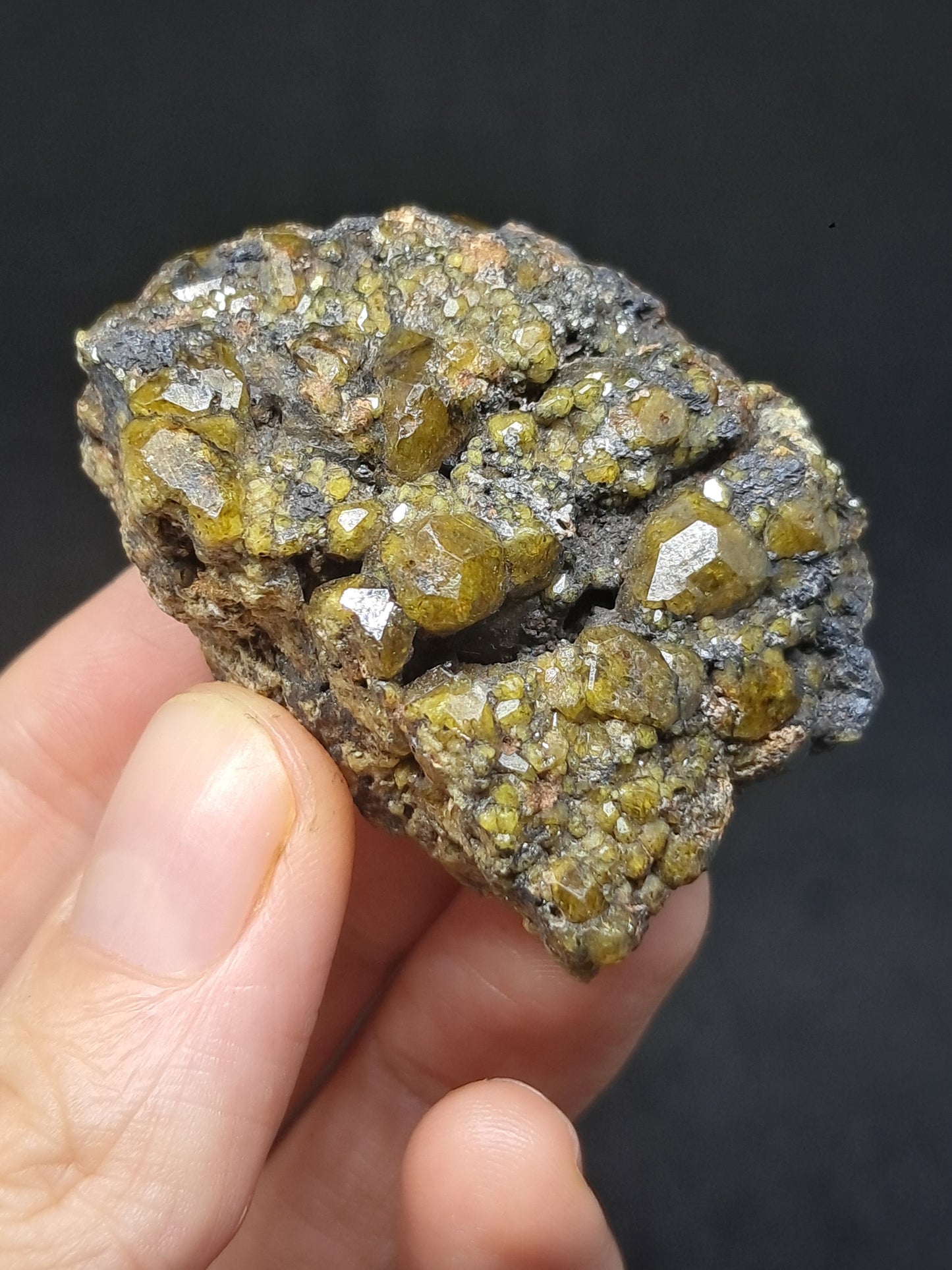 Cúmulo de granate verde en matriz (México) | Cristal en bruto | Ejemplar mineral n.° GR16