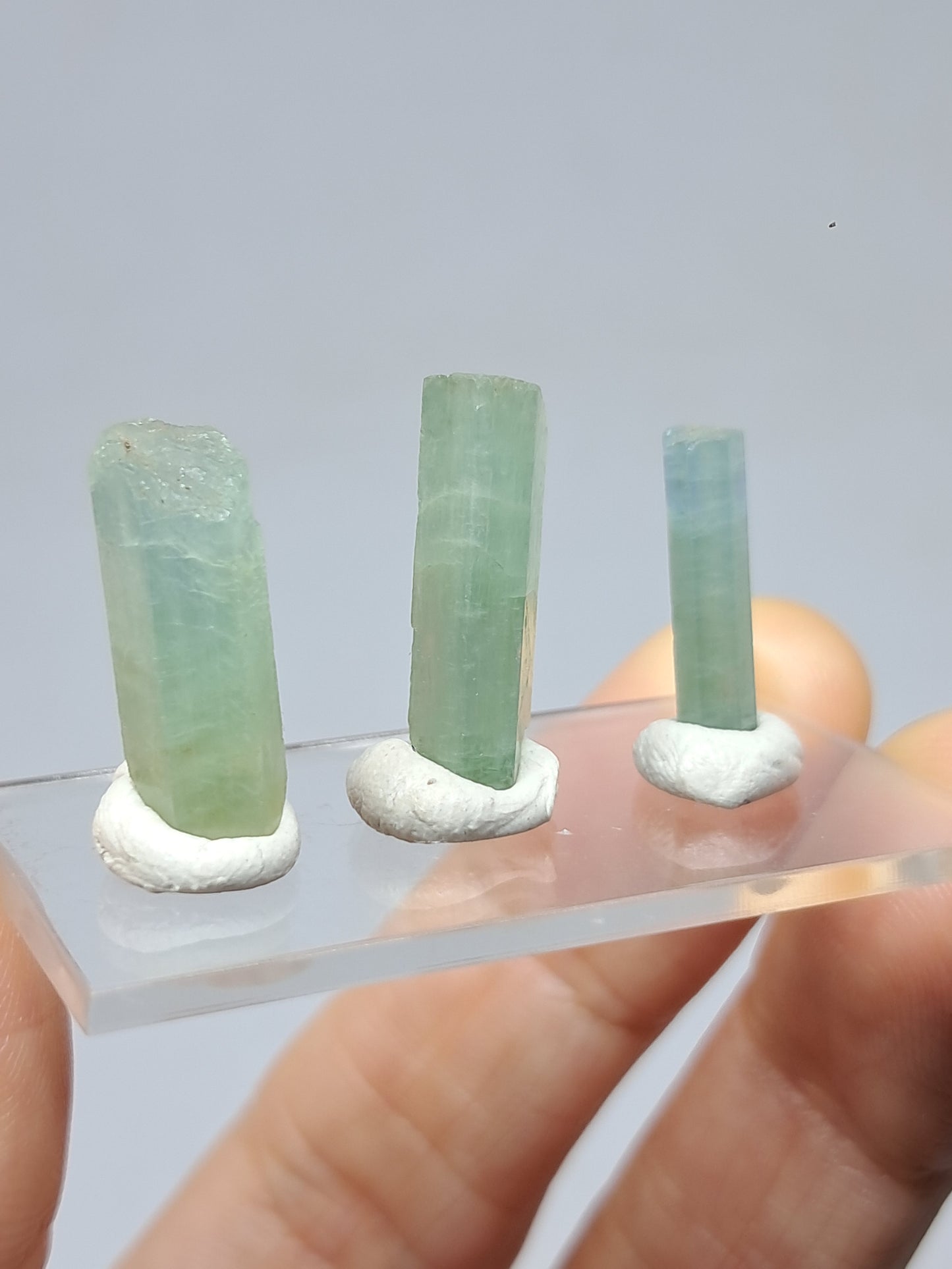Conjunto de 3 Aguamarinas (Karur) Cristales Hexagonales en Bruto | Ejemplar Mineral n.° AQM34