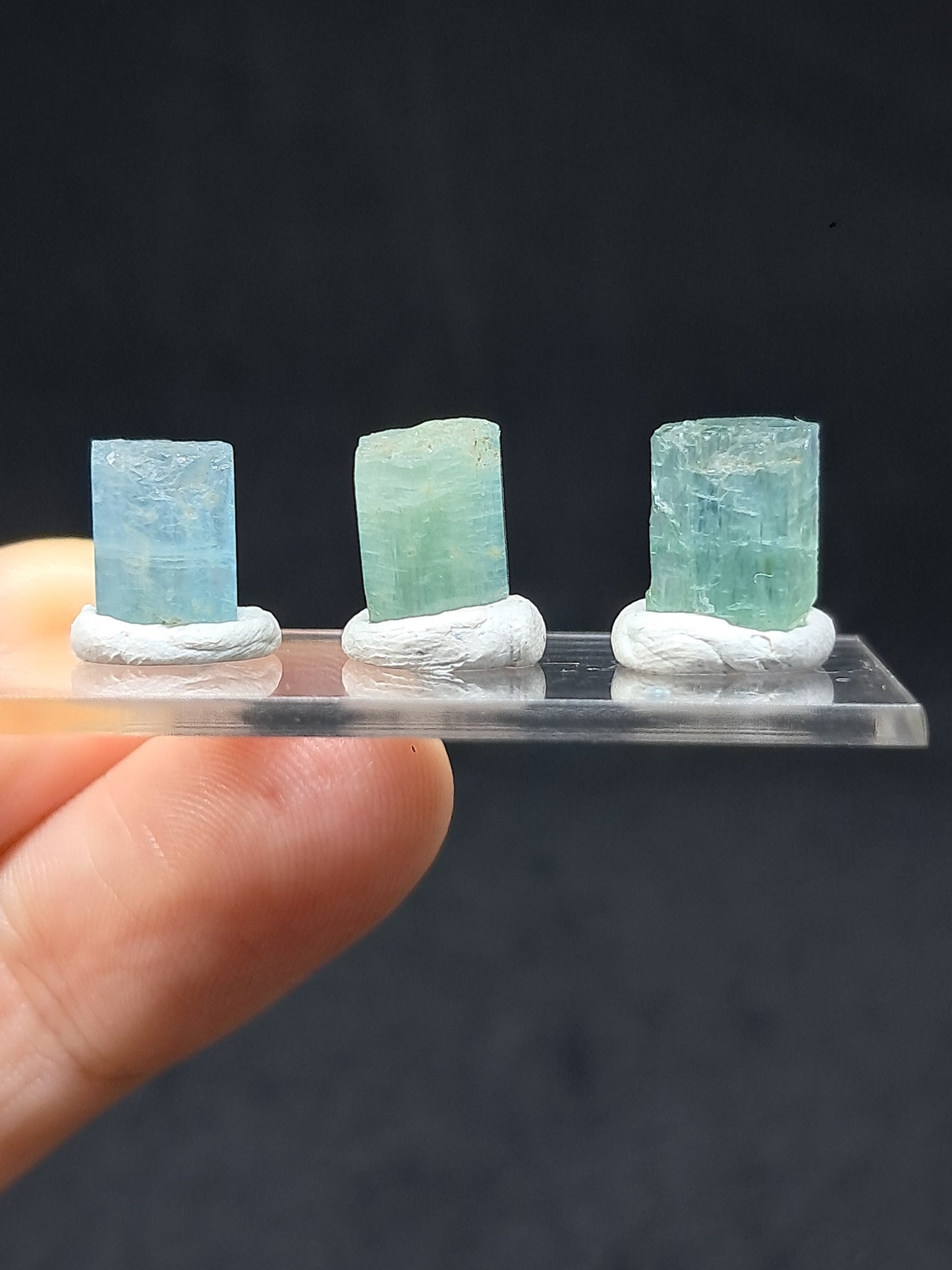 Conjunto de 3 Aguamarinas (Karur) Cristales Hexagonales en Bruto | Ejemplar Mineral n.° AQM36