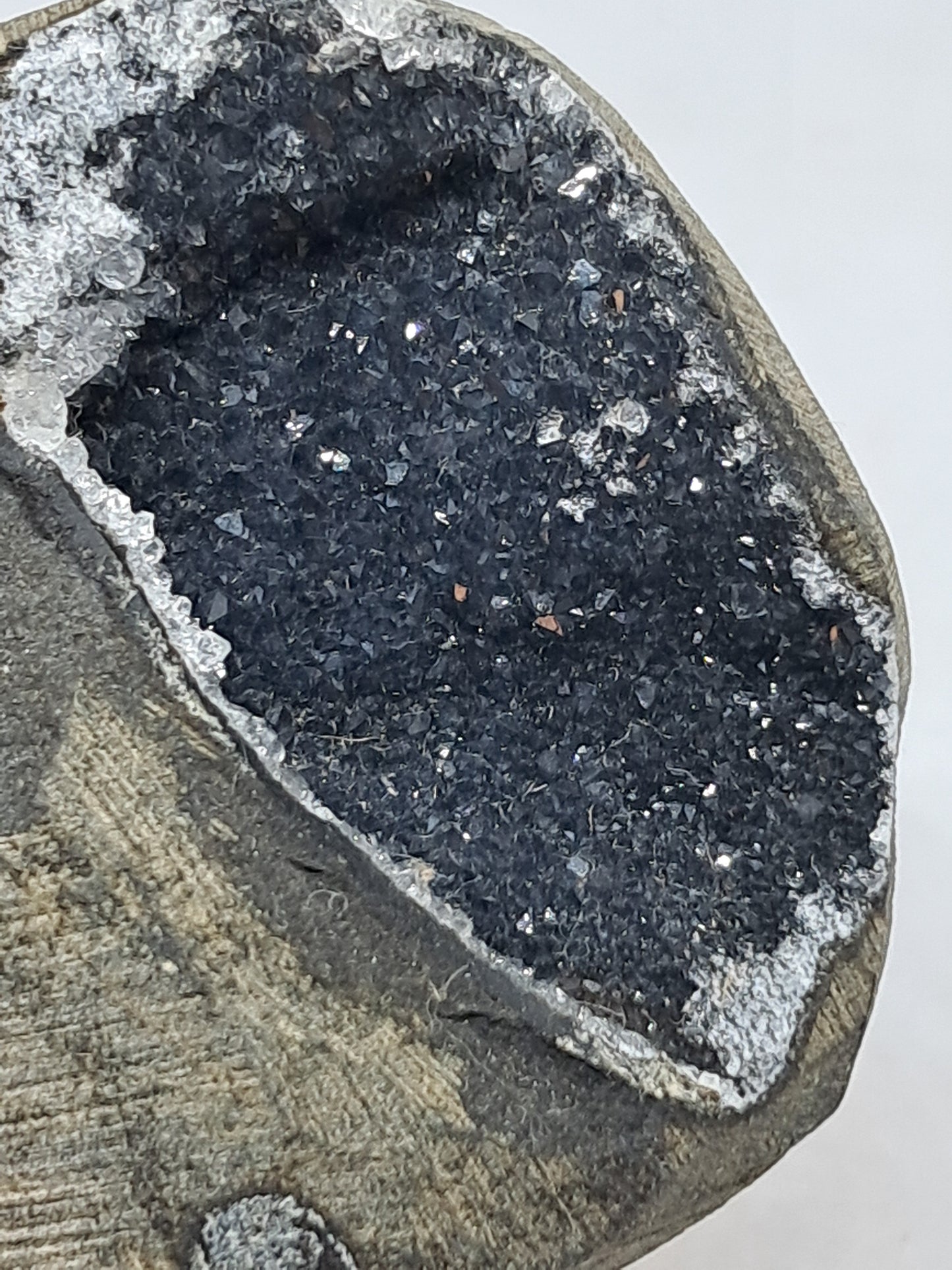 Calcedonia negra en geoda de basalto (Nashik) | Cristal natural | Ejemplar mineral n.° BC19