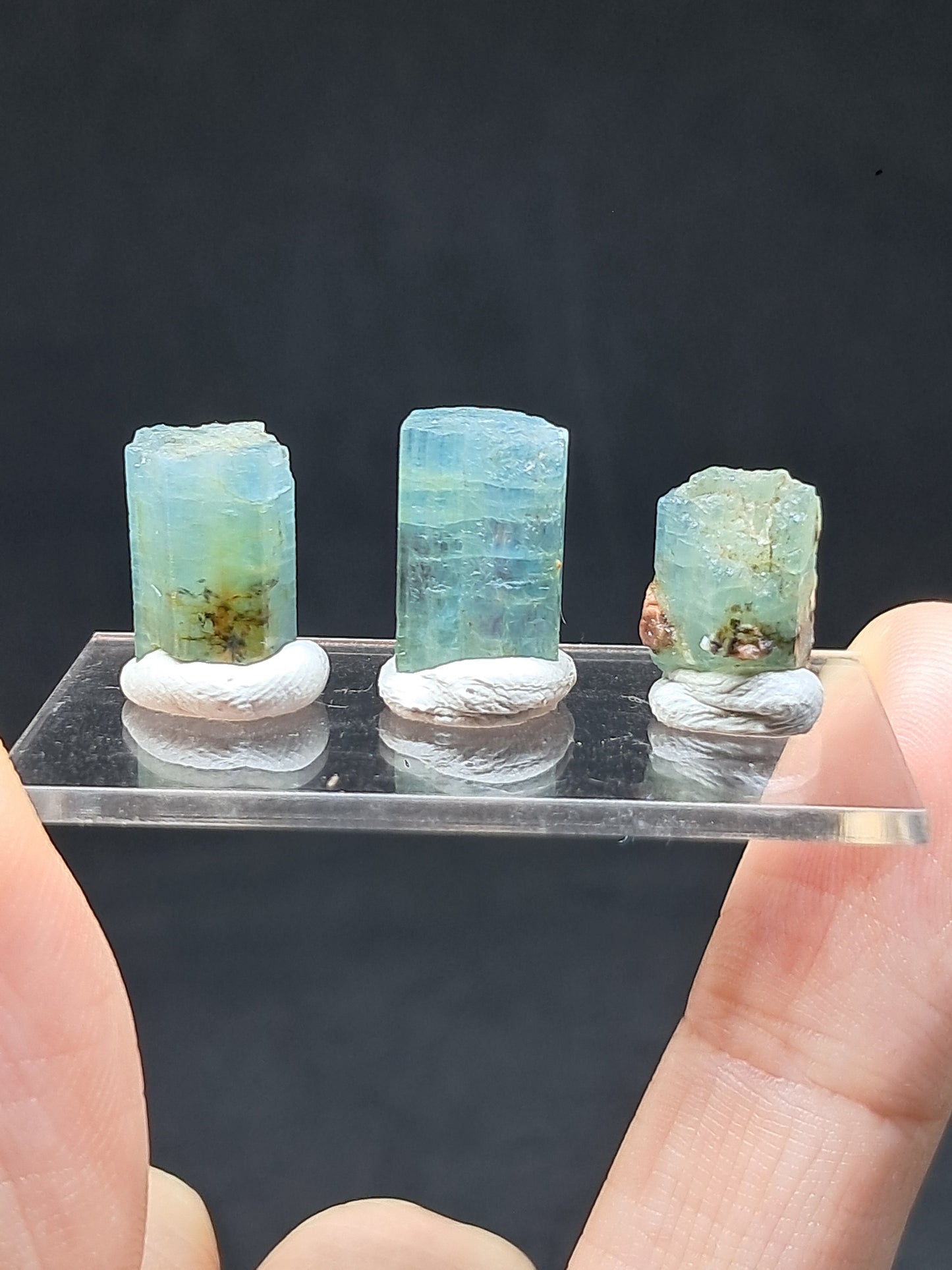 Conjunto de 3 Aguamarinas (Karur) Cristales Hexagonales en Bruto | Ejemplar Mineral n.° AQM38