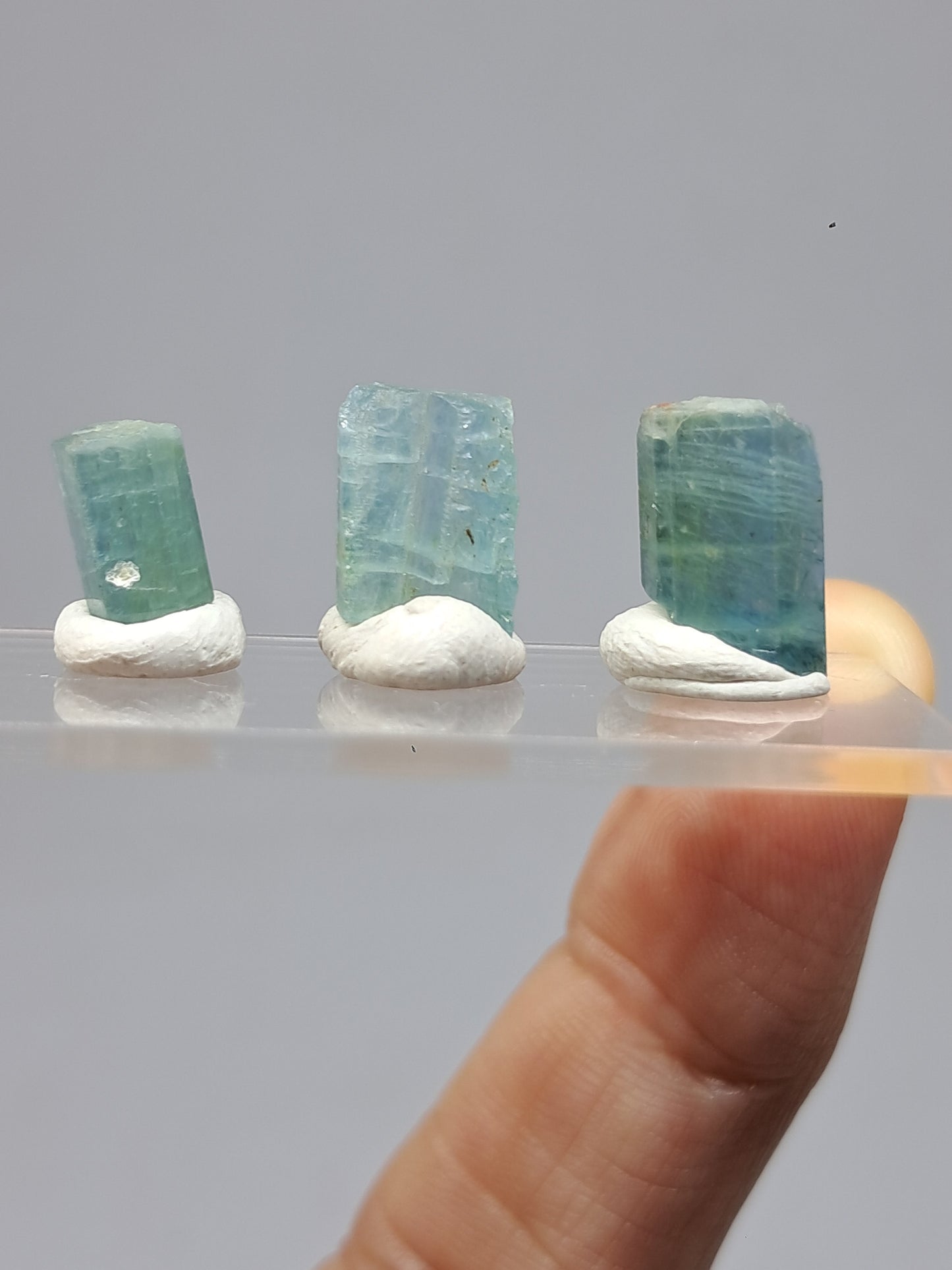 Conjunto de 3 cristales hexagonales de aguamarina (Karur) en bruto | Ejemplar mineral n.° AQM33