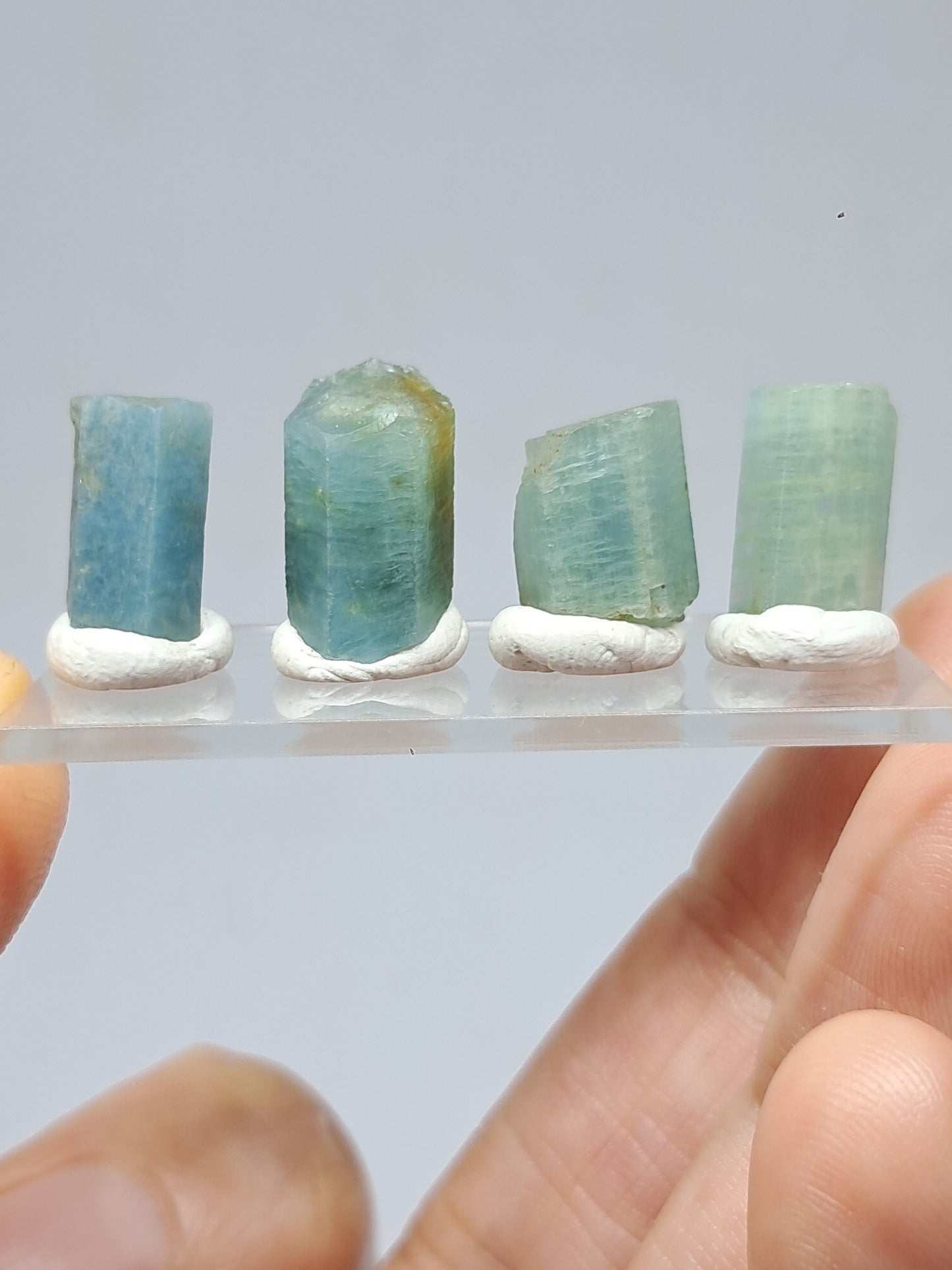 Conjunto de 4 cristales hexagonales de aguamarina (Karur) en bruto | Ejemplar mineral n.° AQM32