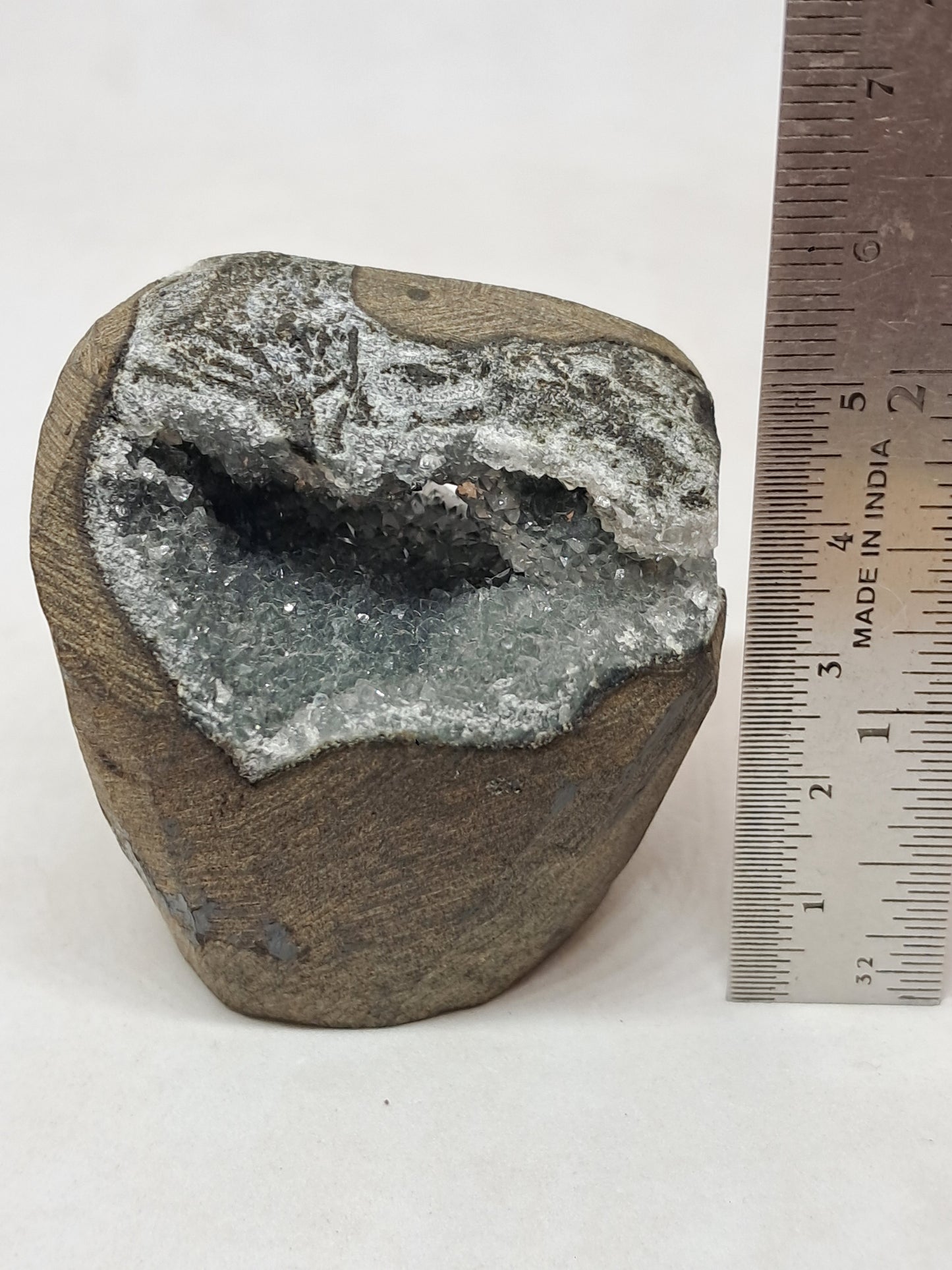 Calcedonia negra en geoda de basalto (Nashik) | Cristal natural | Ejemplar mineral n.° BC20