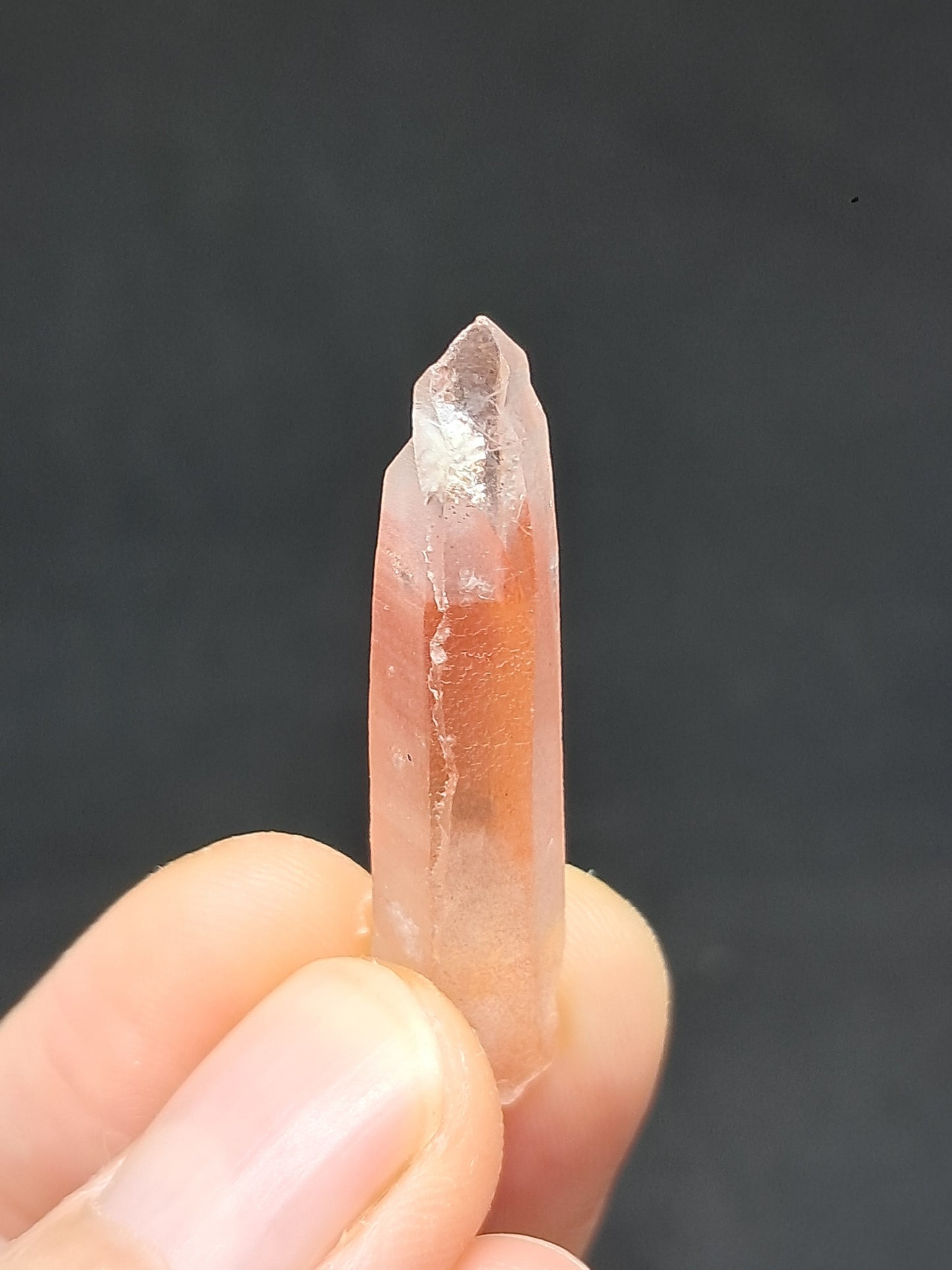 Punta de cristal natural de cuarzo fantasma hematita (Telangana) | Ejemplar mineral n.° HPQ12