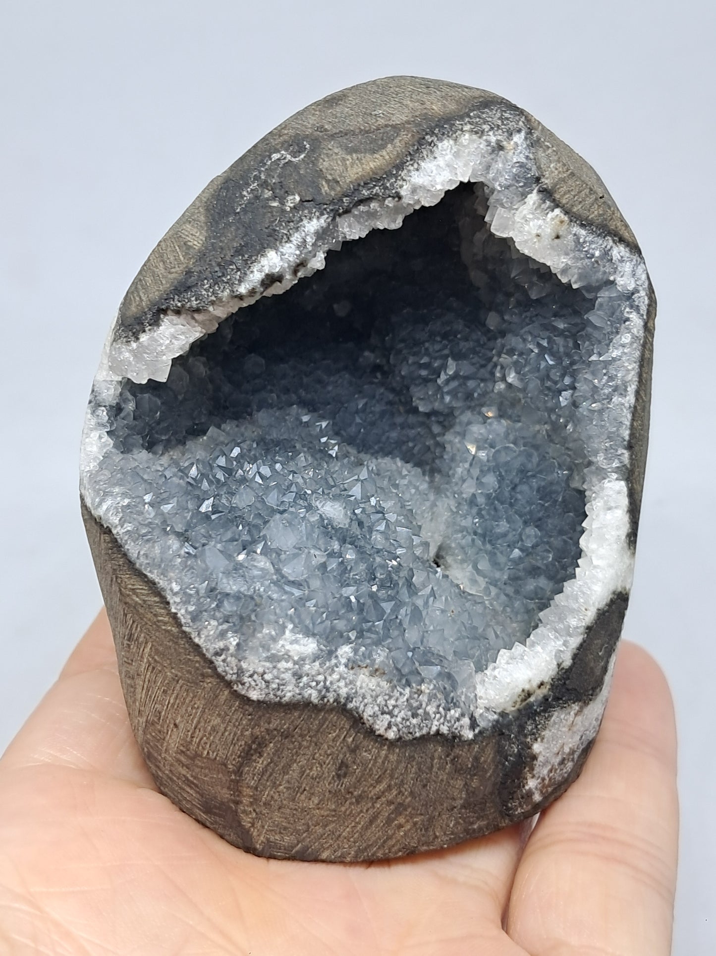Calcedonia gris/azul en geoda de basalto (Nashik) | Cristal natural | Ejemplar mineral n.° BC10