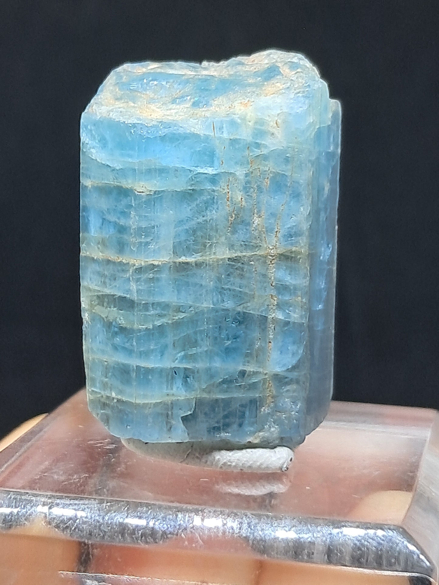 Aguamarina de alta calidad (Karur) en bruto, cristal hexagonal | Ejemplar mineral n.° AQM17