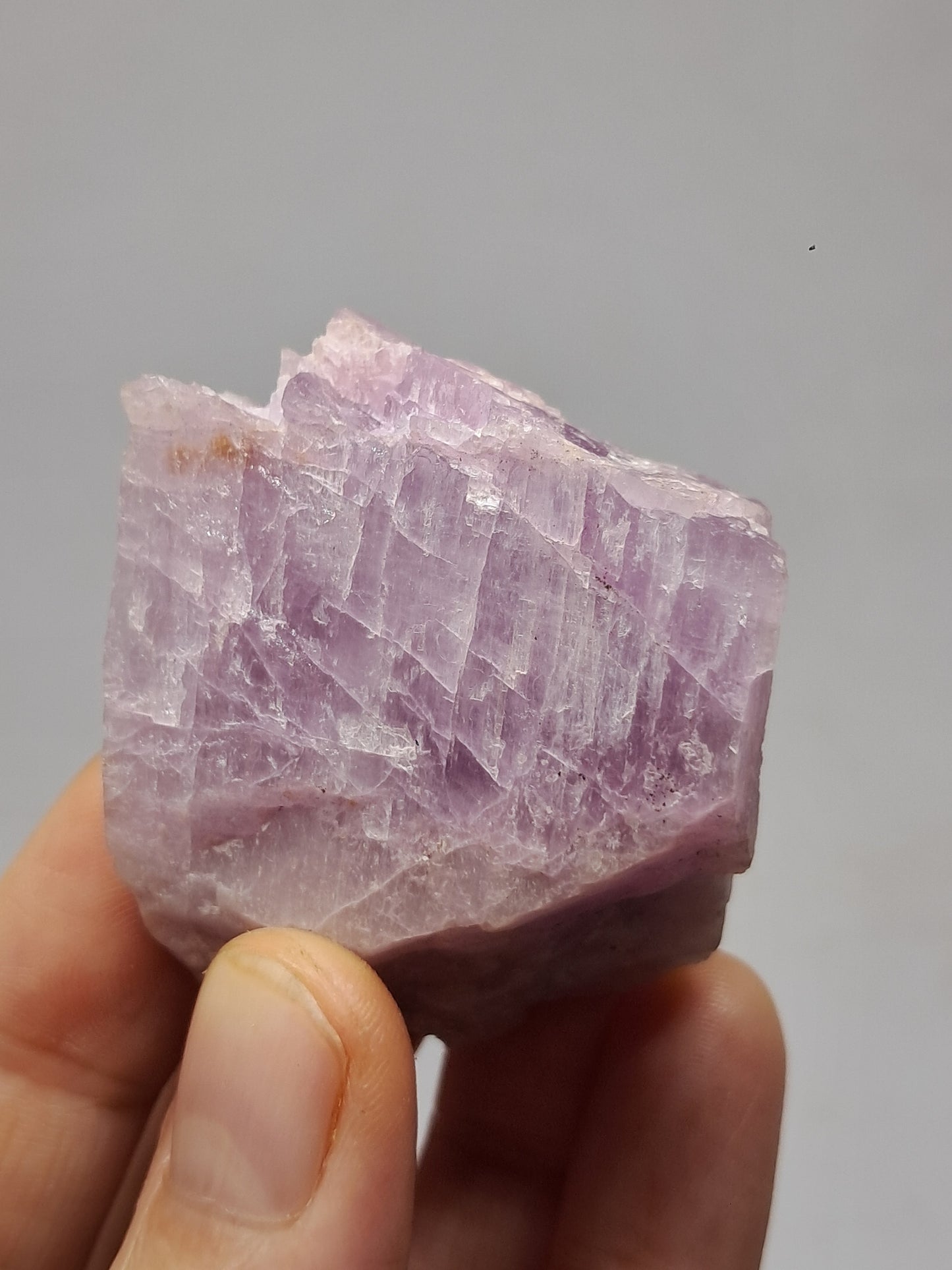 Cristal de kunzita en bruto (Madagascar), piedra natural en bruto | Espécimen de espodumena n.° KZ2