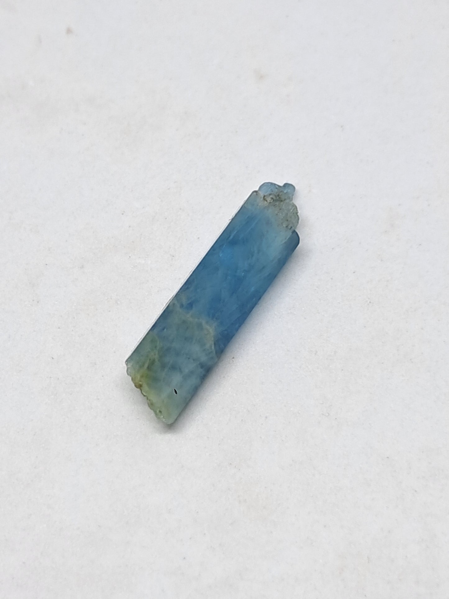 Aguamarina de alta calidad (Karur) en bruto, cristal hexagonal | Ejemplar mineral n.° AQM18