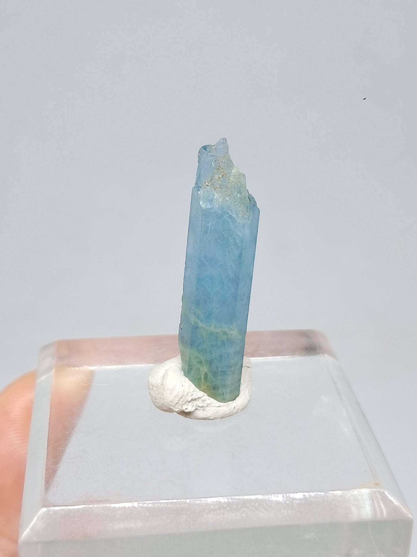 Aguamarina de alta calidad (Karur) en bruto, cristal hexagonal | Ejemplar mineral n.° AQM18