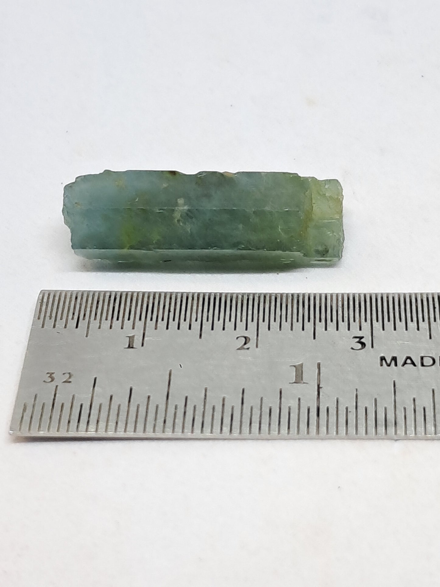 Aguamarina (Karur) Cristal hexagonal en bruto | Ejemplar mineral n.° AQM24