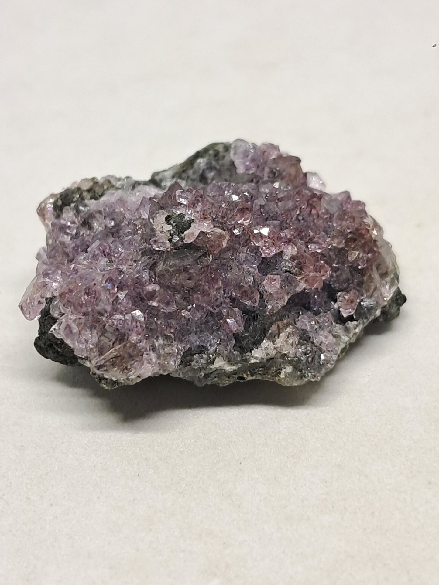 Amatista con cristales de hematita (Karur) | Piedra natural | Ejemplar mineral n.° KA84