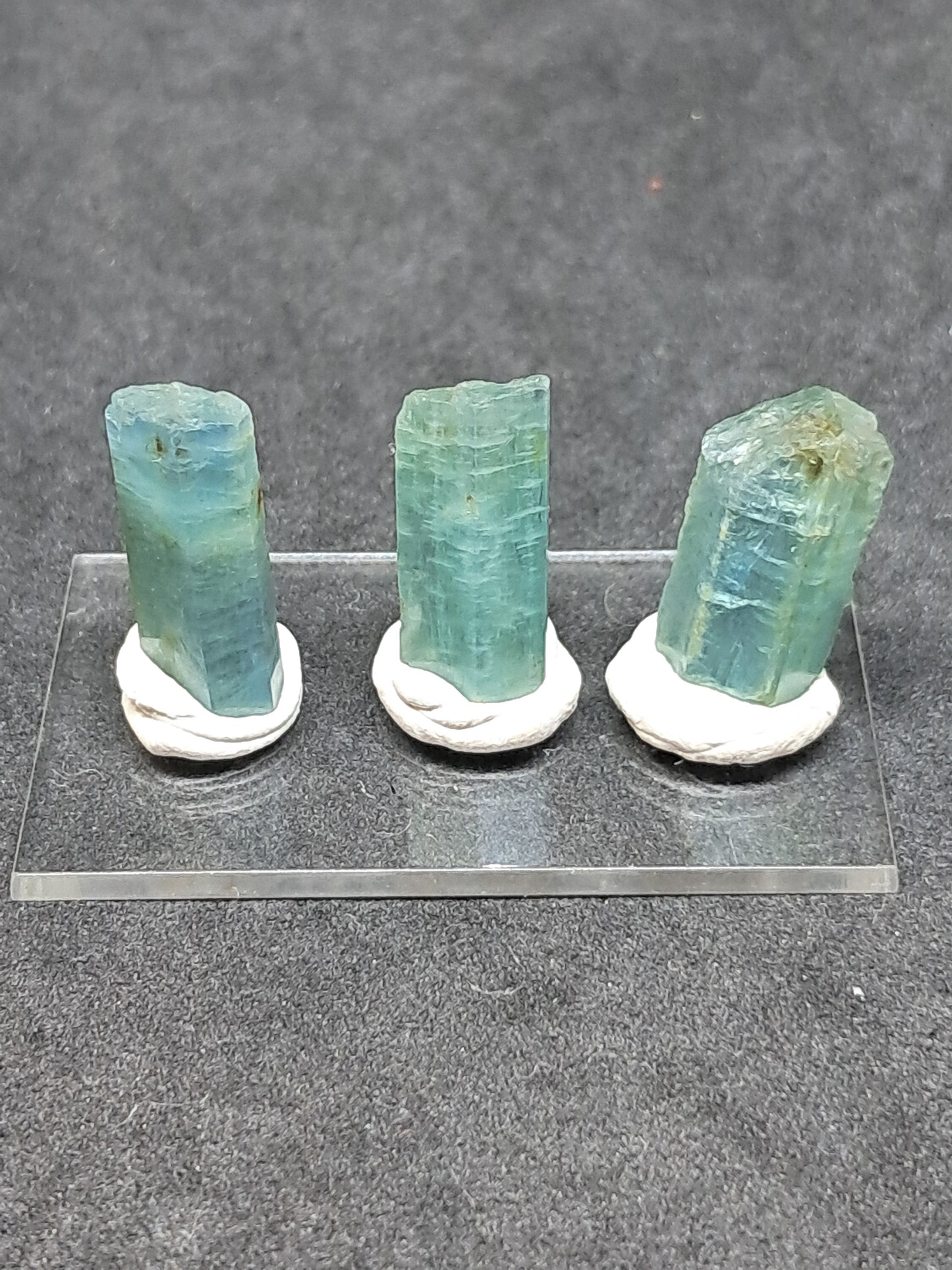 Conjunto de 3 Aguamarinas (Karur) Cristales Hexagonales en Bruto | Ejemplar Mineral n.° AQM26