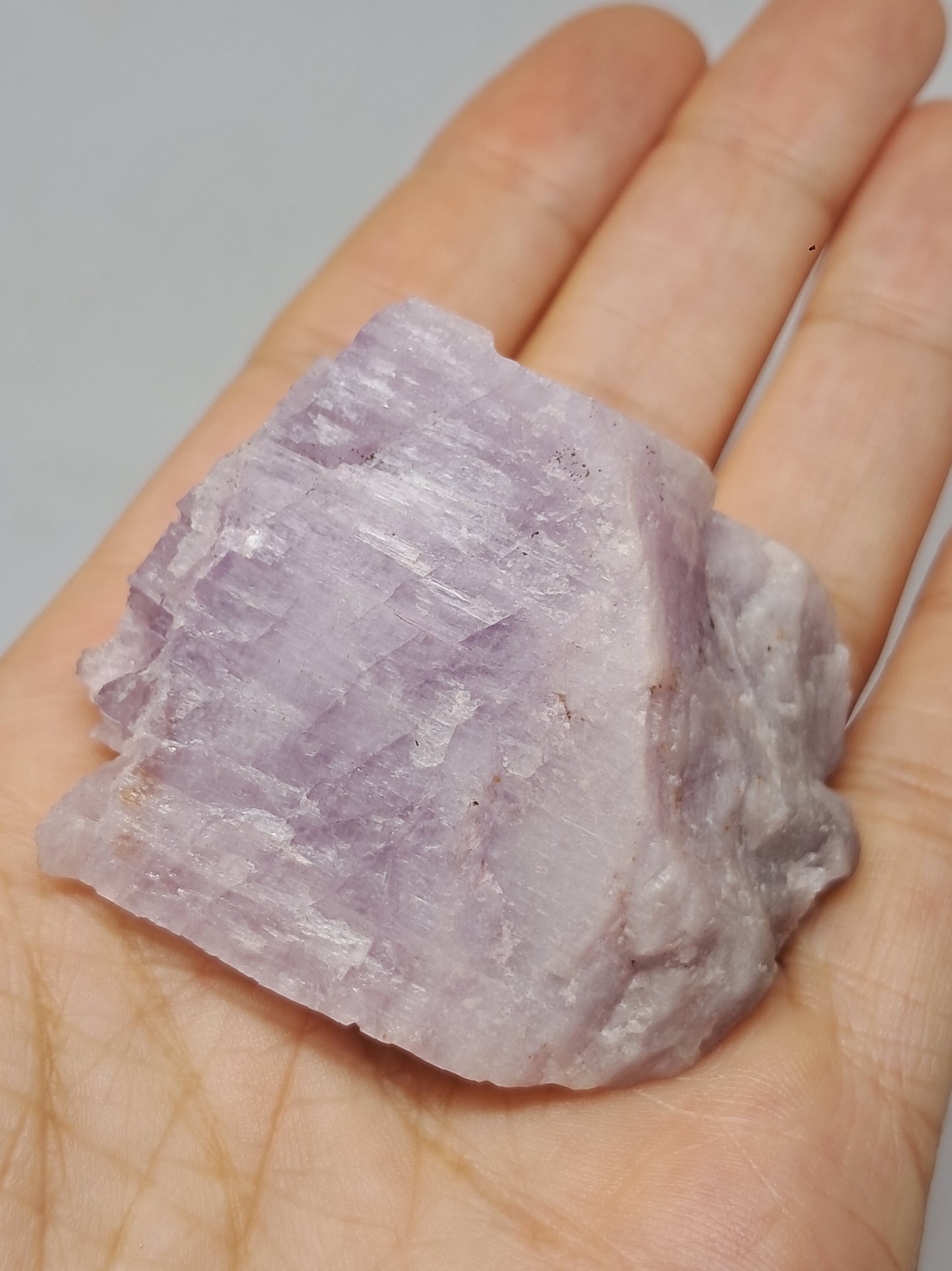 Cristal de kunzita en bruto (Madagascar), piedra natural en bruto | Espécimen de espodumena n.° KZ2