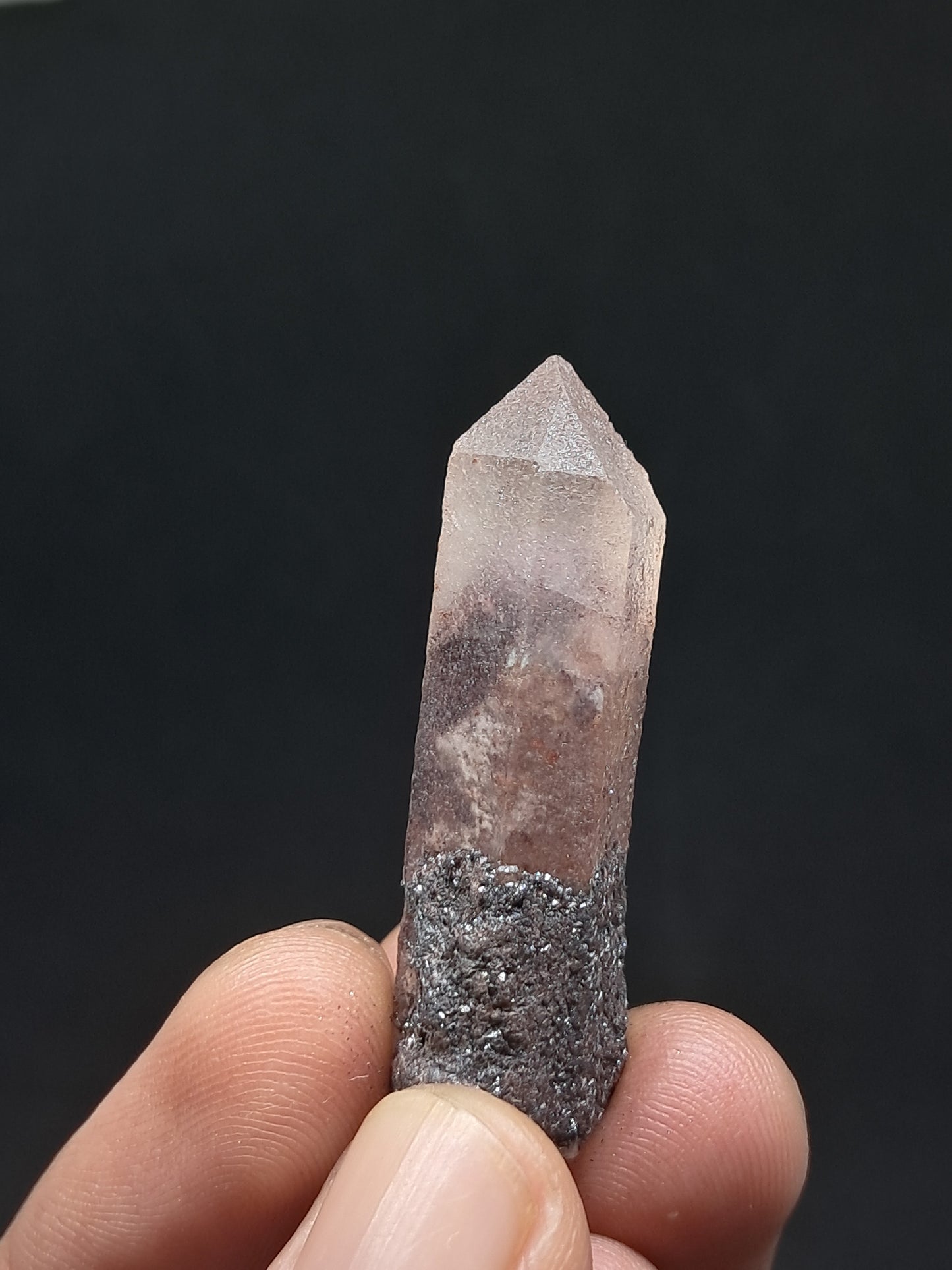 Cuarzo fantasma hematita (Telangana) con magnetita | Punta de cristal natural | Ejemplar mineral n.° HPQ34