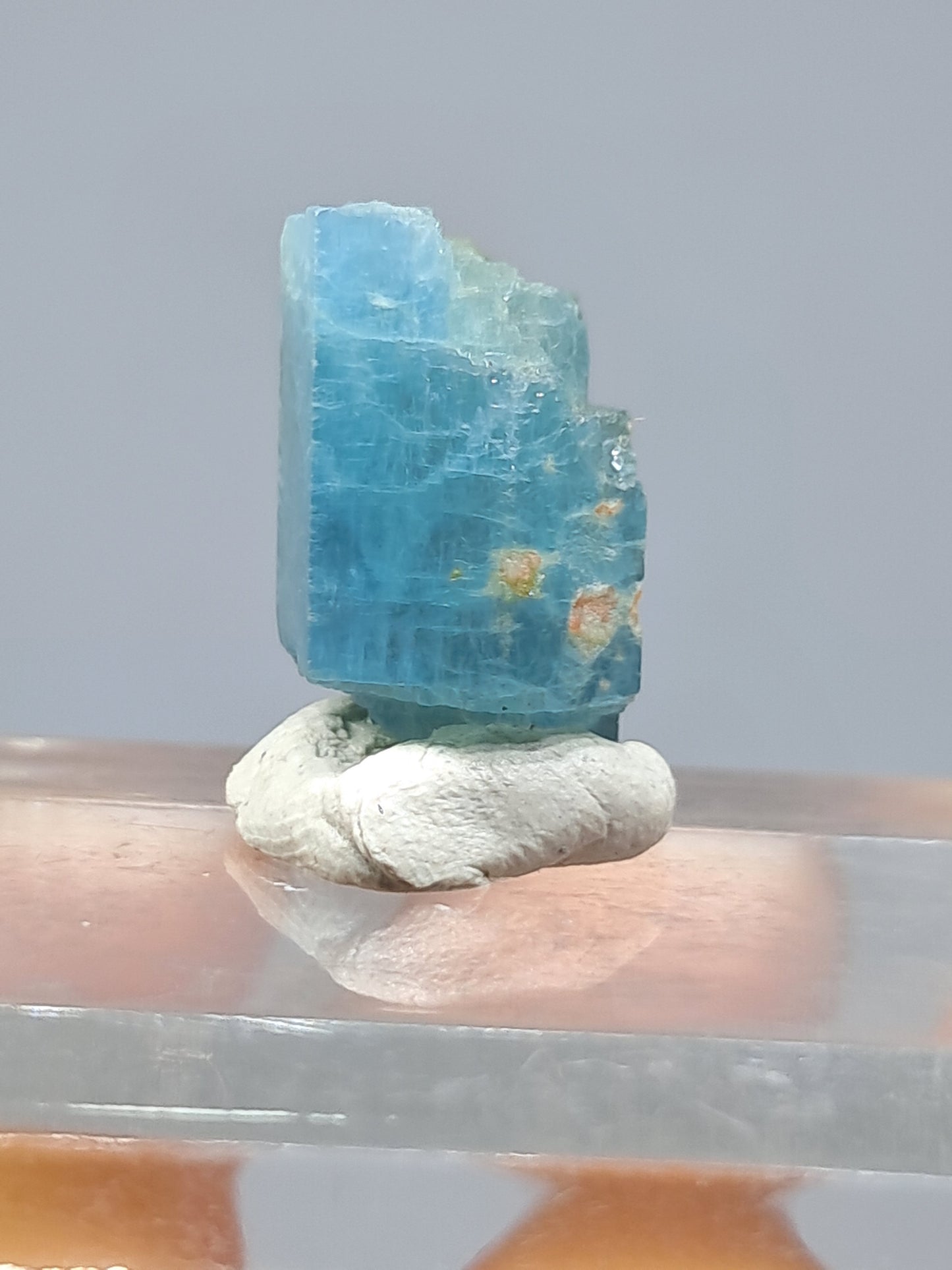 Aguamarina de alta calidad (Karur) en bruto, cristal hexagonal | Ejemplar mineral n.° AQM15