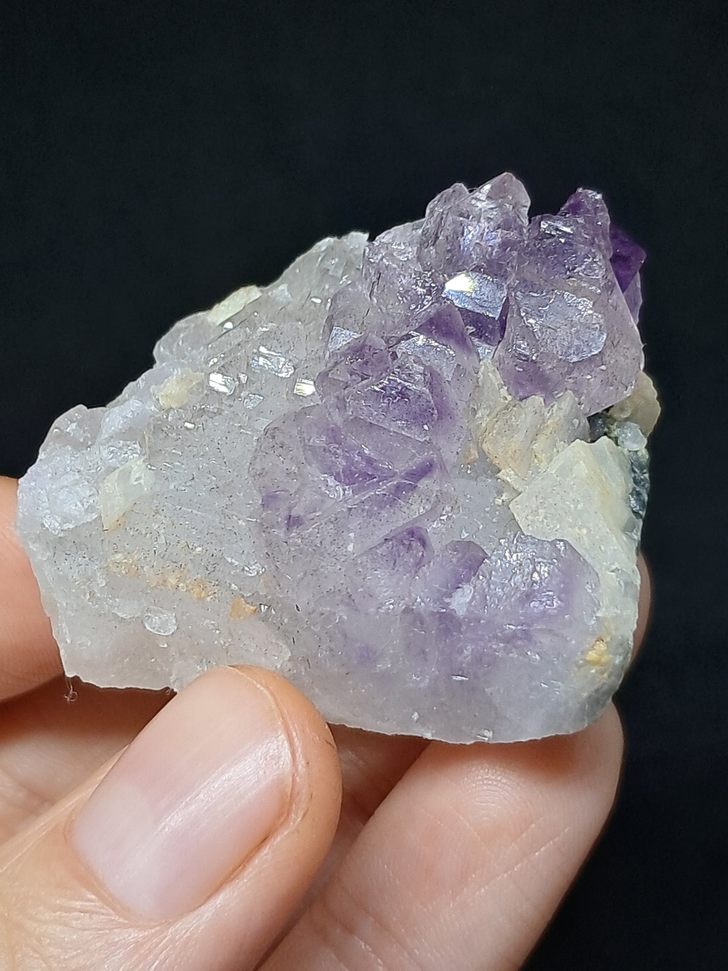 Amatista Elestial sobre cuarzo con feldespato (Karur) | Aglomerado de cristales en bruto | Piedra natural | Ejemplar mineral n.° KA125