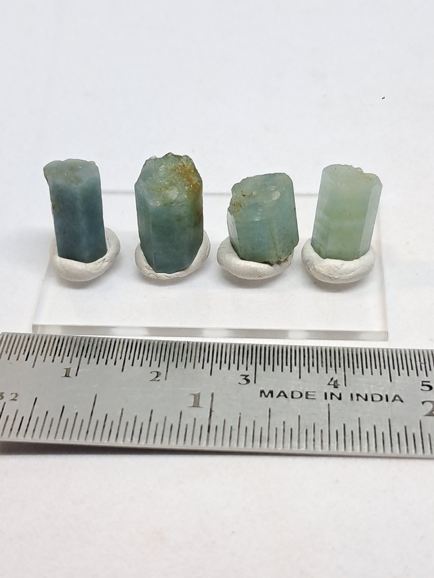 Conjunto de 4 cristales hexagonales de aguamarina (Karur) en bruto | Ejemplar mineral n.° AQM32