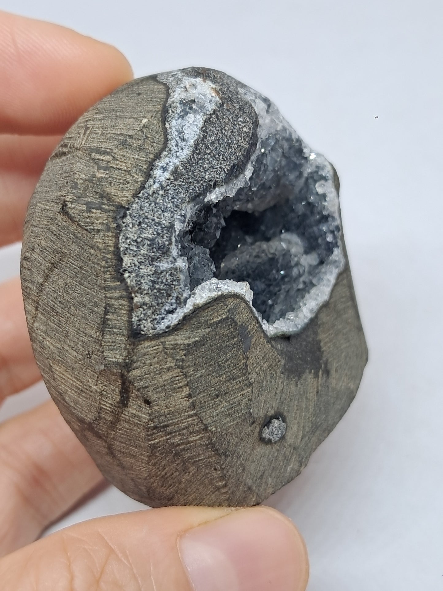Calcedonia negra en geoda de basalto (Nashik) | Cristal natural | Ejemplar mineral n.° BC16
