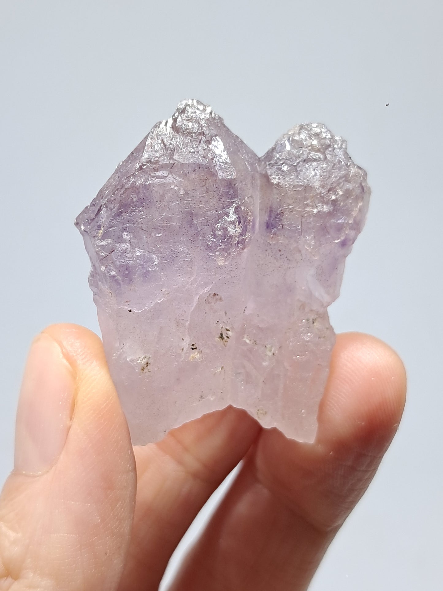Punta de cristal de amatista grabada con cetro maclado (Karur) | Piedra natural | Ejemplar mineral n.° KA91