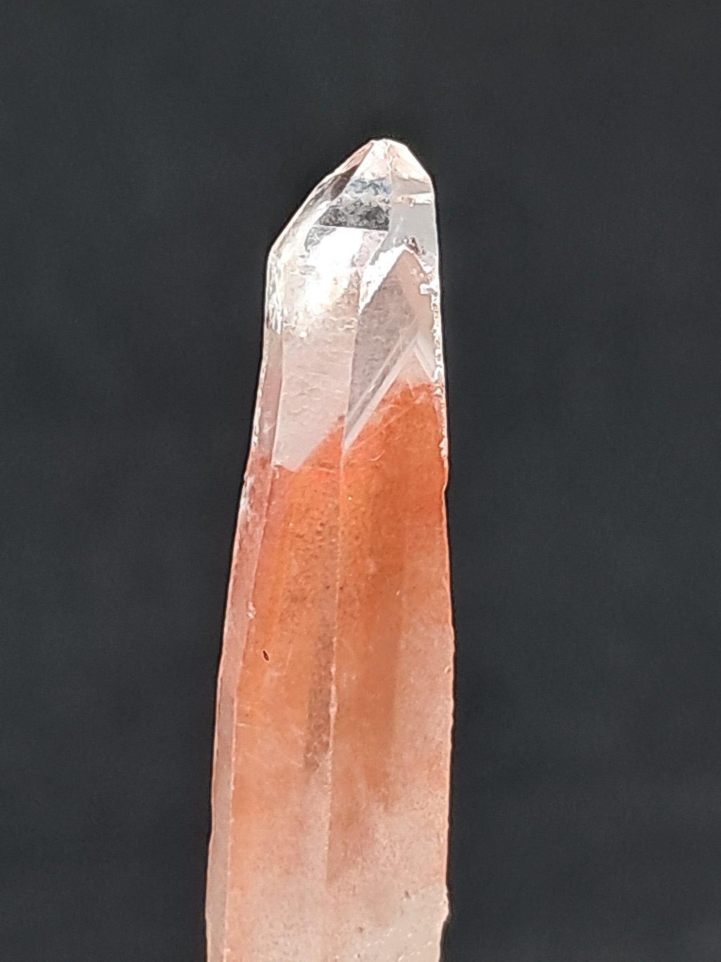 Punta de cristal natural de cuarzo fantasma hematita (Telangana) | Ejemplar mineral n.° HPQ12