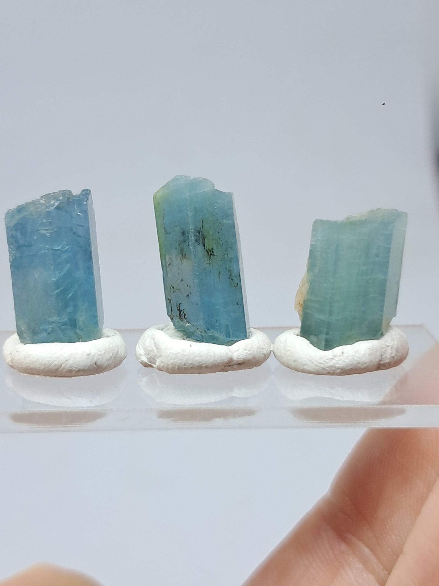 Conjunto de 3 Aguamarinas (Karur) Cristales Hexagonales en Bruto | Ejemplar Mineral n.° AQM28