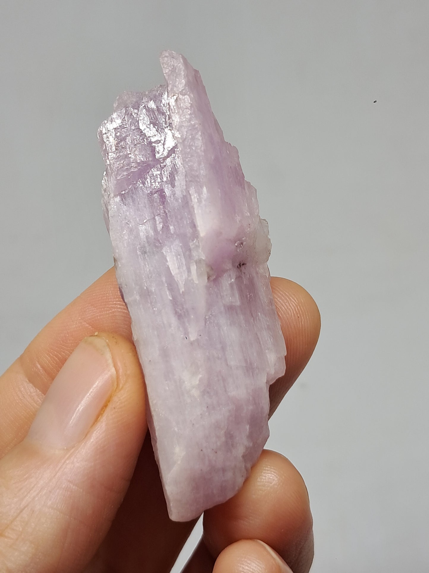Cristal de kunzita en bruto (Madagascar), piedra natural en bruto | Espécimen de espodumena n.° KZ3