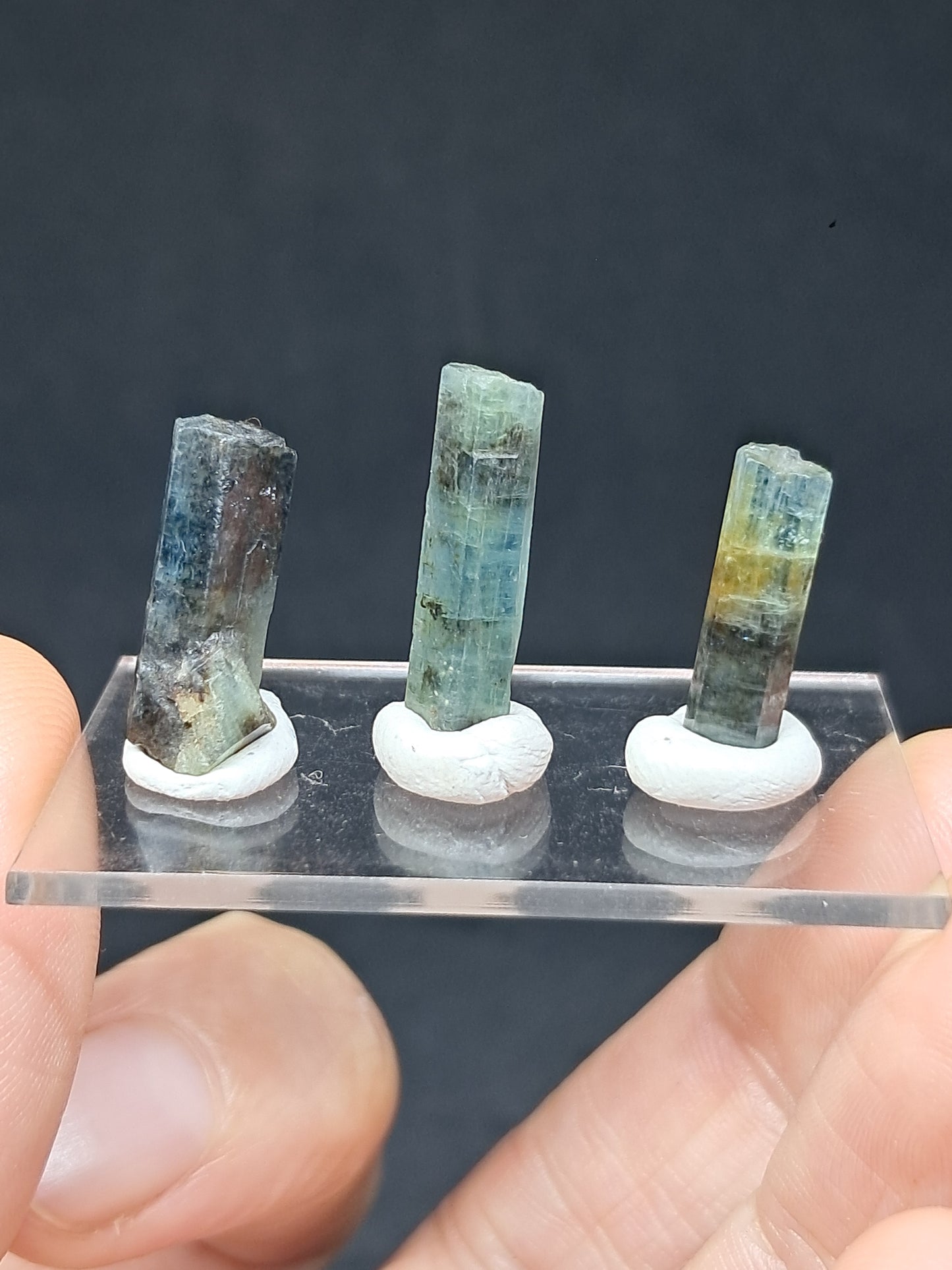 Conjunto de 3 Aguamarinas (Karur) Cristales Hexagonales en Bruto | Ejemplar Mineral n.° AQM37