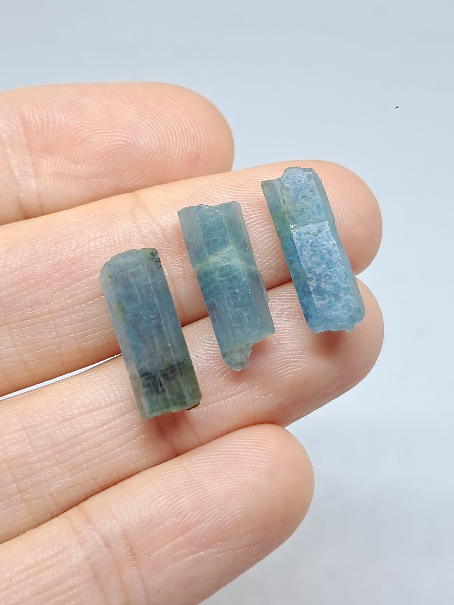 Conjunto de 3 Aguamarinas (Karur) Cristales Hexagonales en Bruto | Ejemplar Mineral n.° AQM27