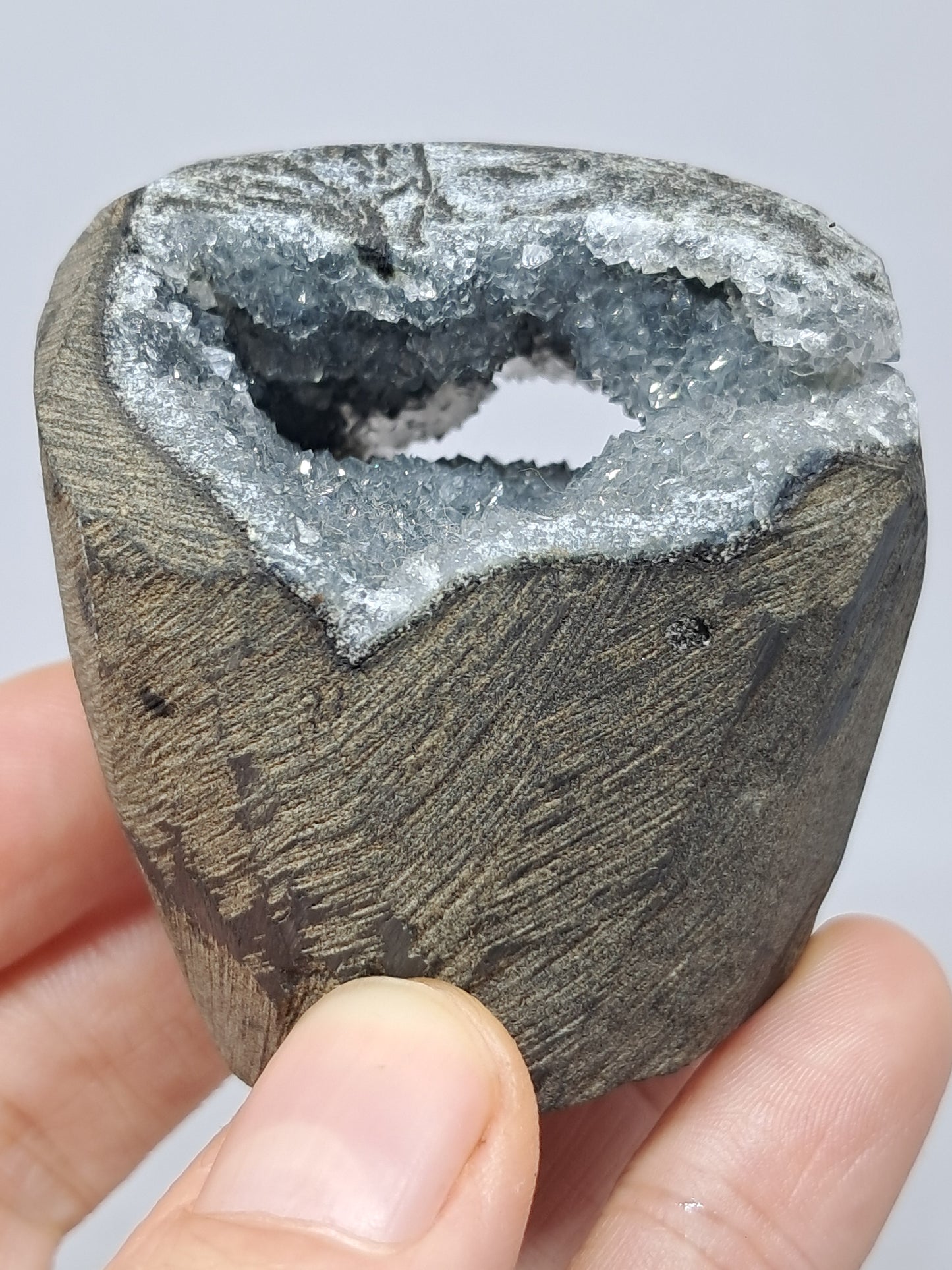 Calcedonia negra en geoda de basalto (Nashik) | Cristal natural | Ejemplar mineral n.° BC20