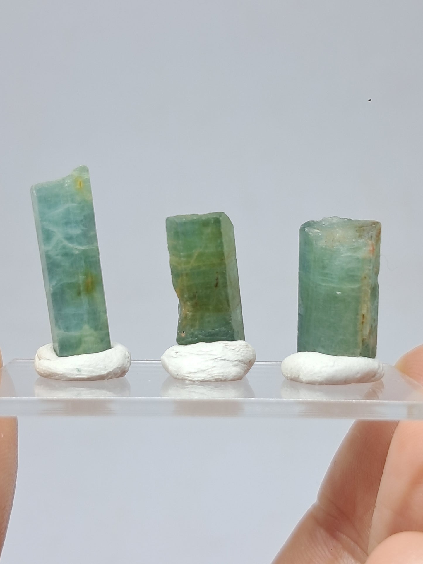 Conjunto de 3 Aguamarinas (Karur) Cristales Hexagonales en Bruto | Ejemplar Mineral n.° AQM30