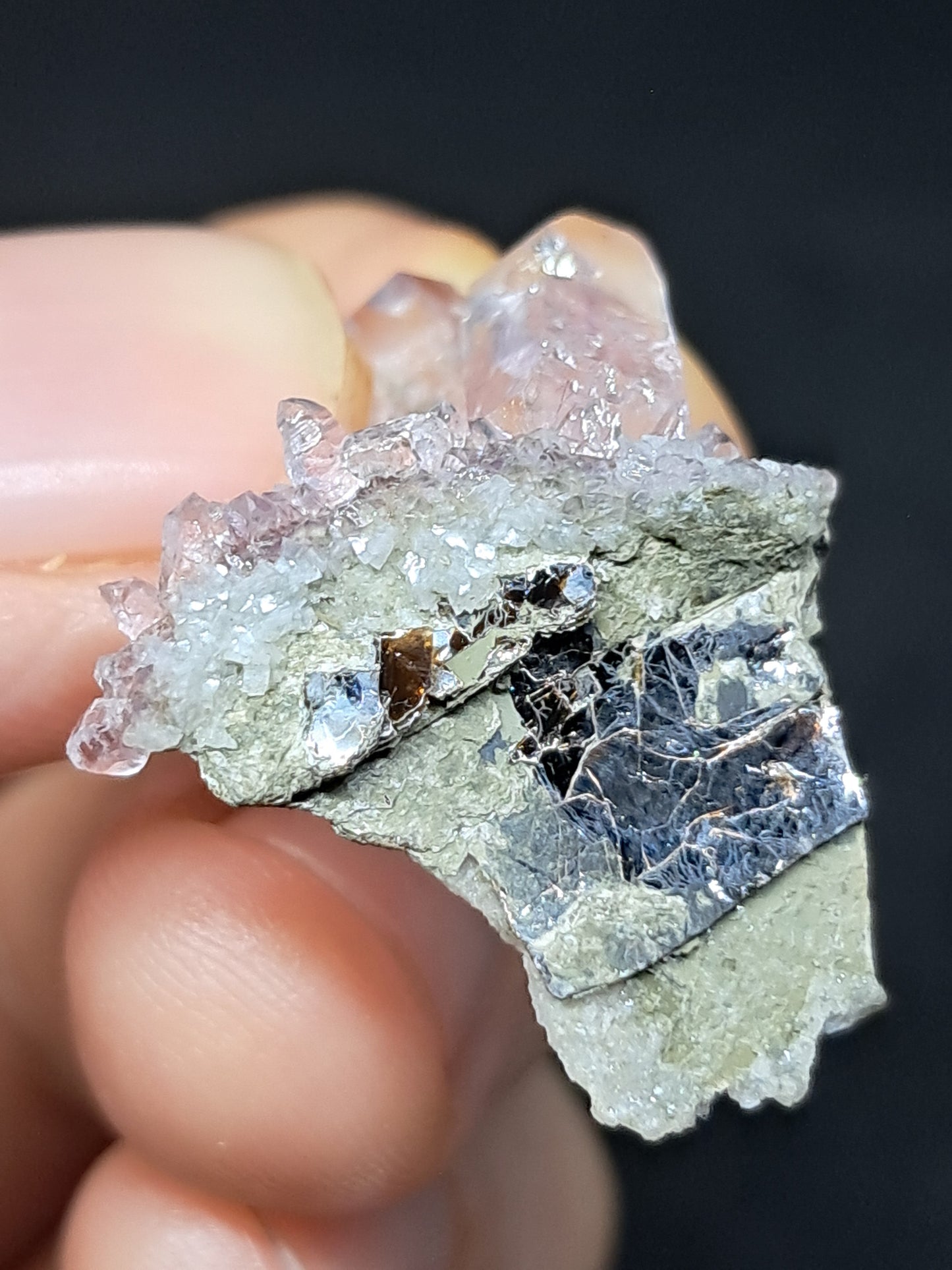 Cúmulo de cetro de amatista sobre base de calcedonia y mica Elestial (Karur) | Cúmulo de cristal | Piedra natural | Ejemplar mineral n.° KA99