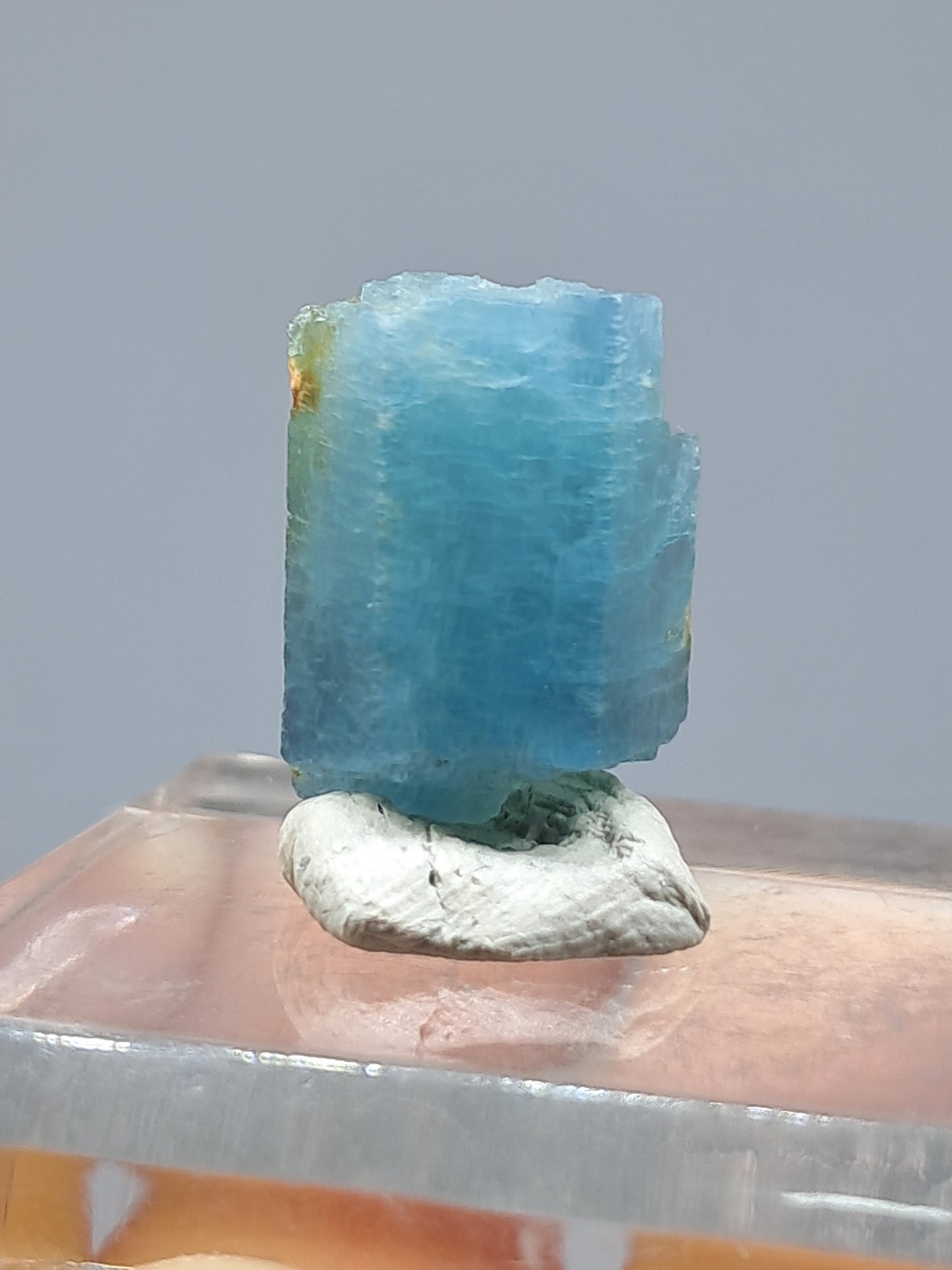Aguamarina de alta calidad (Karur) en bruto, cristal hexagonal | Ejemplar mineral n.° AQM15