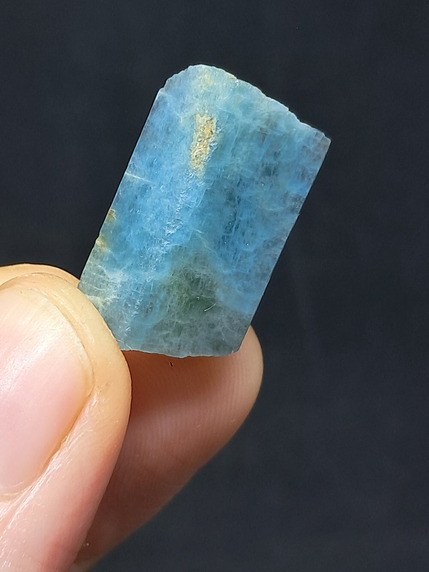 Aguamarina de alta calidad (Karur) en bruto, cristal hexagonal | Ejemplar mineral n.° AQM16