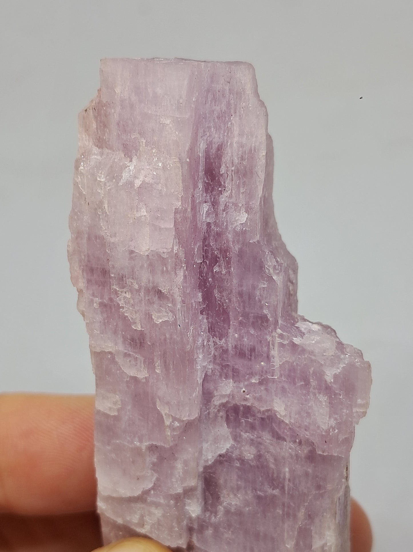 Cristal de kunzita en bruto (Madagascar), piedra natural en bruto | Ejemplar de espodumena n.° KZ1