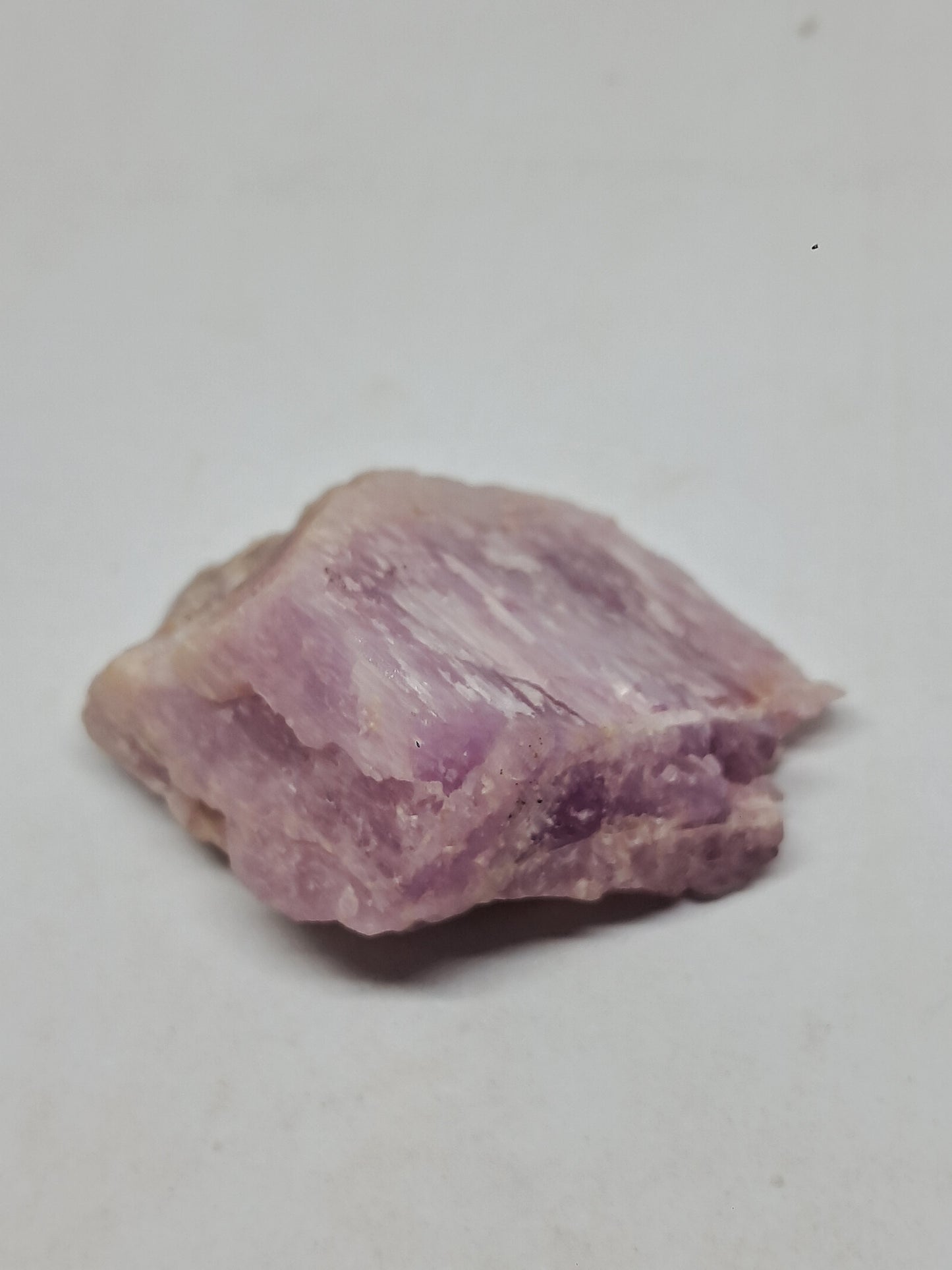Cristal de kunzita en bruto (Madagascar), piedra natural en bruto | Espécimen de espodumena n.° KZ2