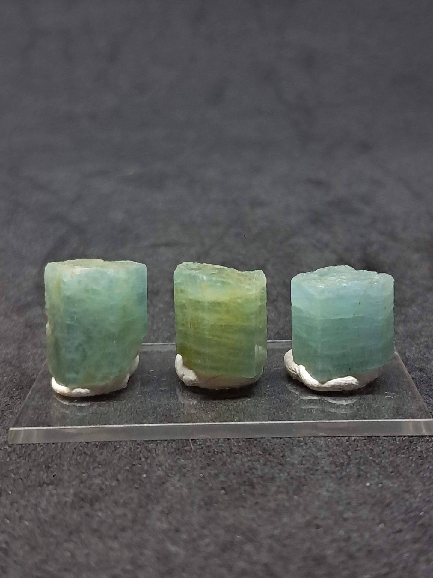 Conjunto de 3 Aguamarinas (Karur) Cristales Hexagonales en Bruto | Ejemplar Mineral n.° AQM29